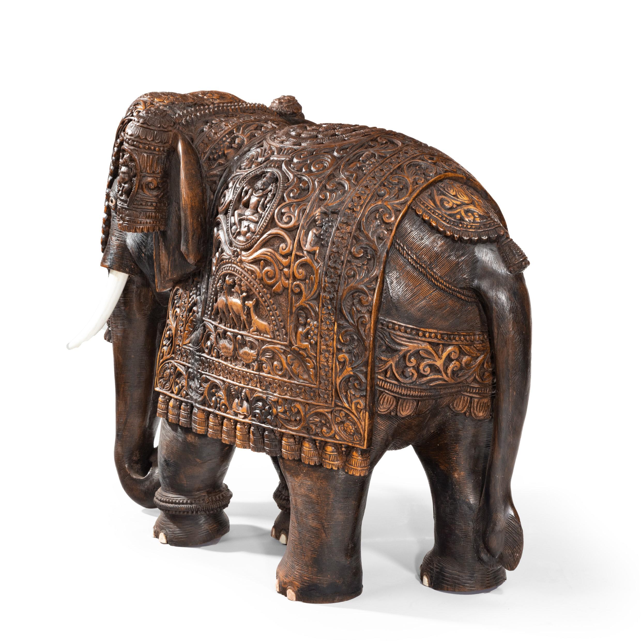 Indischer geschnitzter Elefant aus Hartholz im Angebot 4