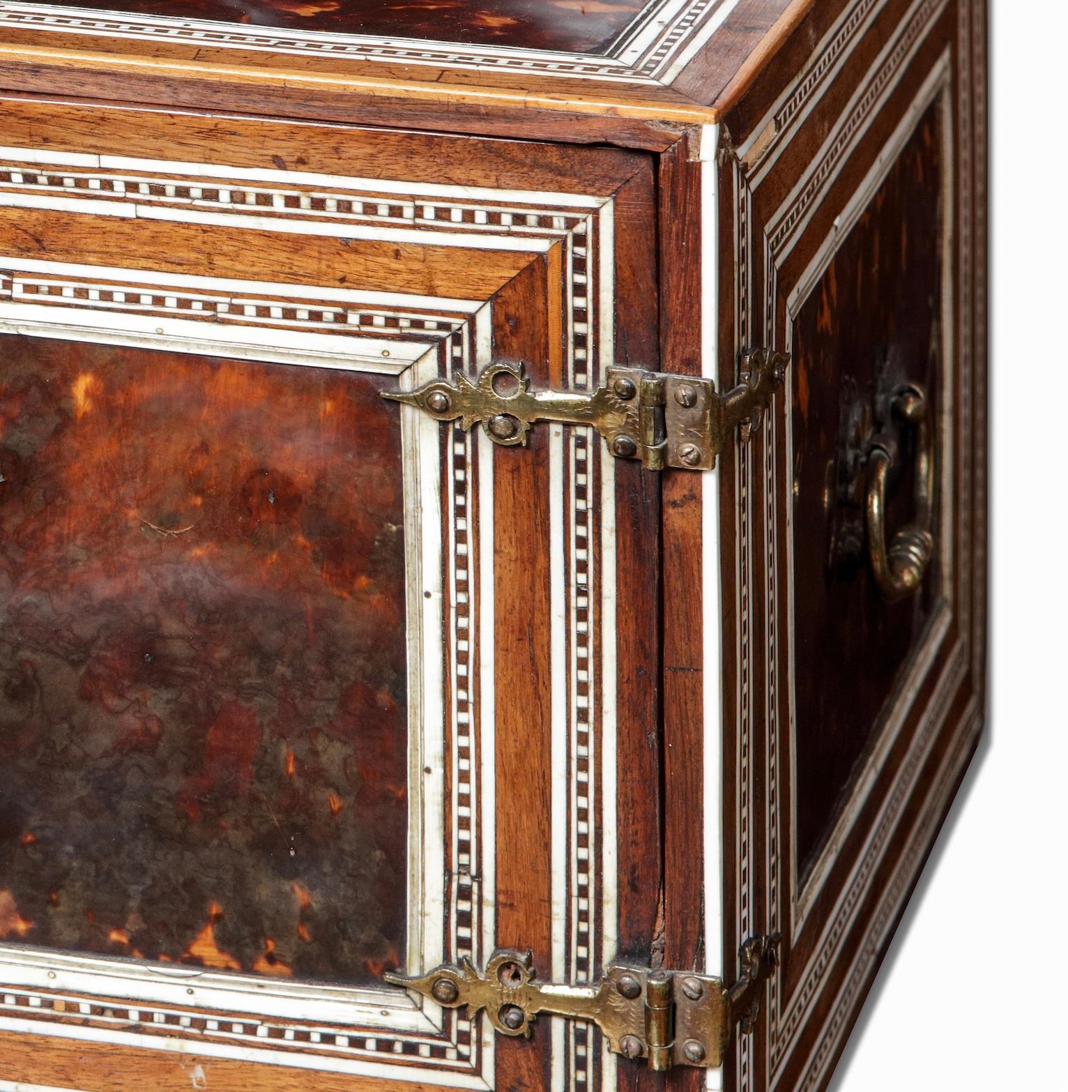 An Indian colonial tortoiseshell veneered teak portable two-door cabinet In Good Condition For Sale In Amsterdam, NL