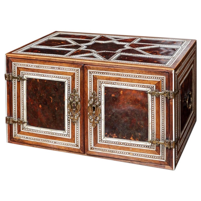 Meuble de rangement portable à deux portes en teck plaqué écaille de tortue, de style colonial indien en vente