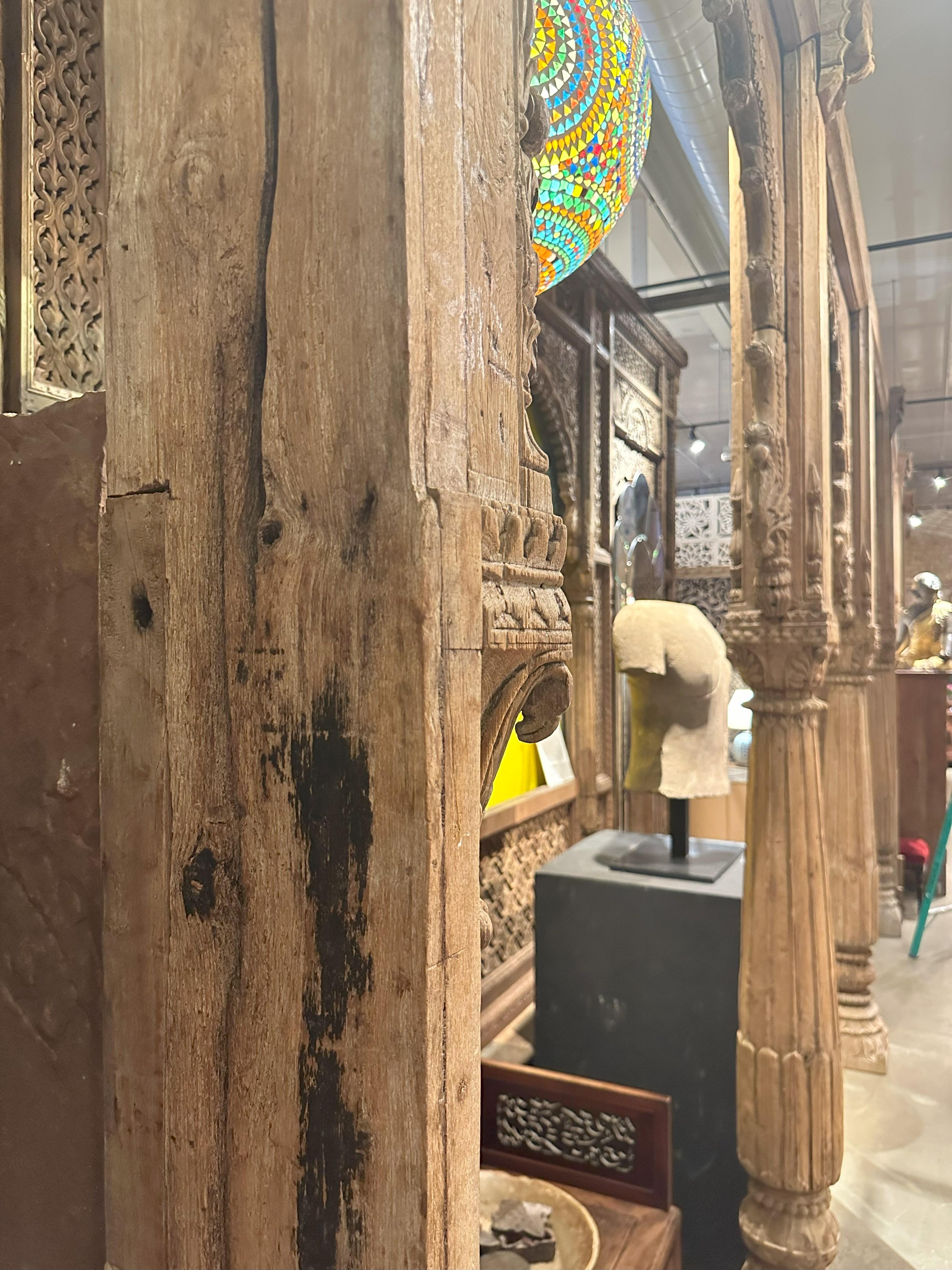 Esta magnífica arcada indo-sarracena de madera de teca, procedente de un Haveli de Maharashtra (India), data de la década de 1850. Compuesto por siete arcos divididos en tres secciones -dos partes con tres arcos a cada lado y un solo arco en la