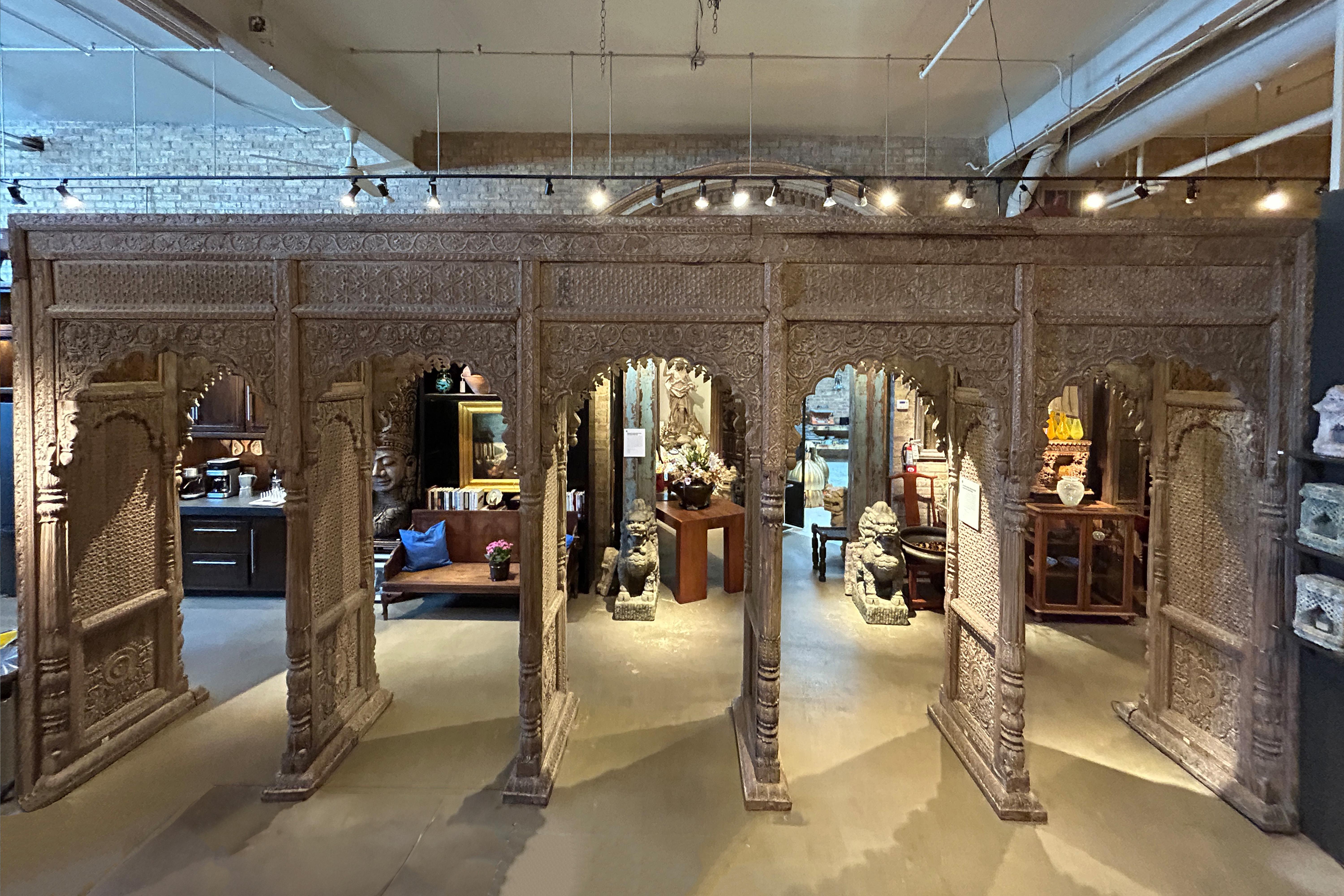 Cette exquise arcade indo-sarrasine, fabriquée à la main au XXIe siècle, met en valeur la beauté intemporelle du bois de Sheesham sculpté. Lavé à la chaux pour simuler la pierre sculptée d'une arcade de la cour d'un manoir Haveli traditionnel, cette