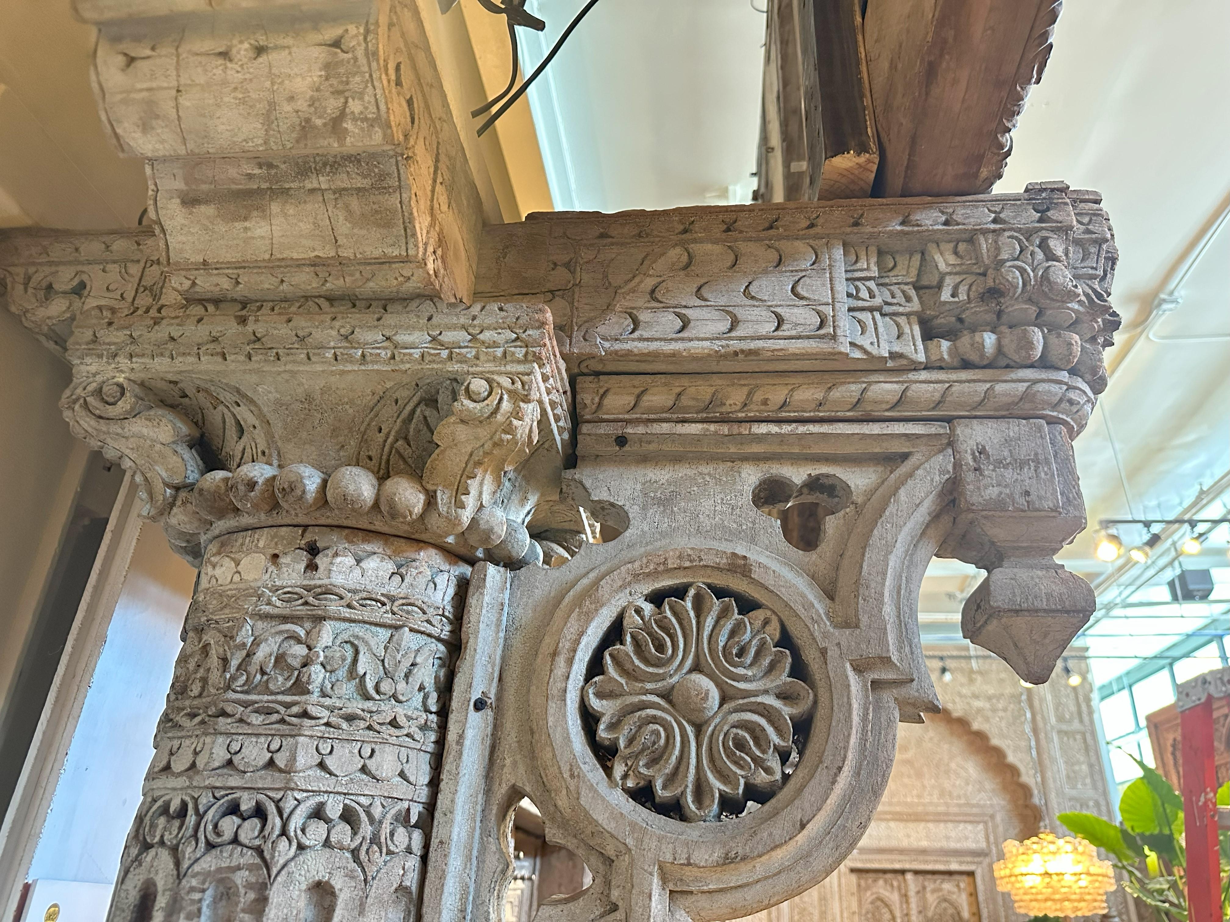 Facciata architettonica di una Haveli indiana con tre finestre e un balcone in vendita 5