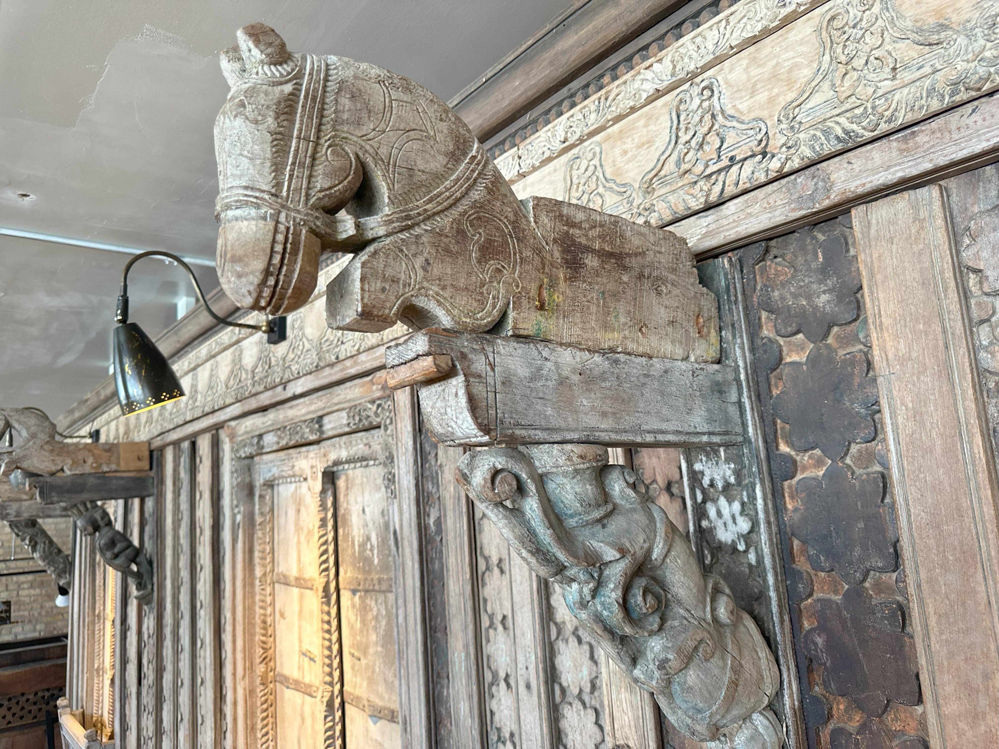 Facciata architettonica di una Haveli indiana con tre finestre e un balcone in vendita 7