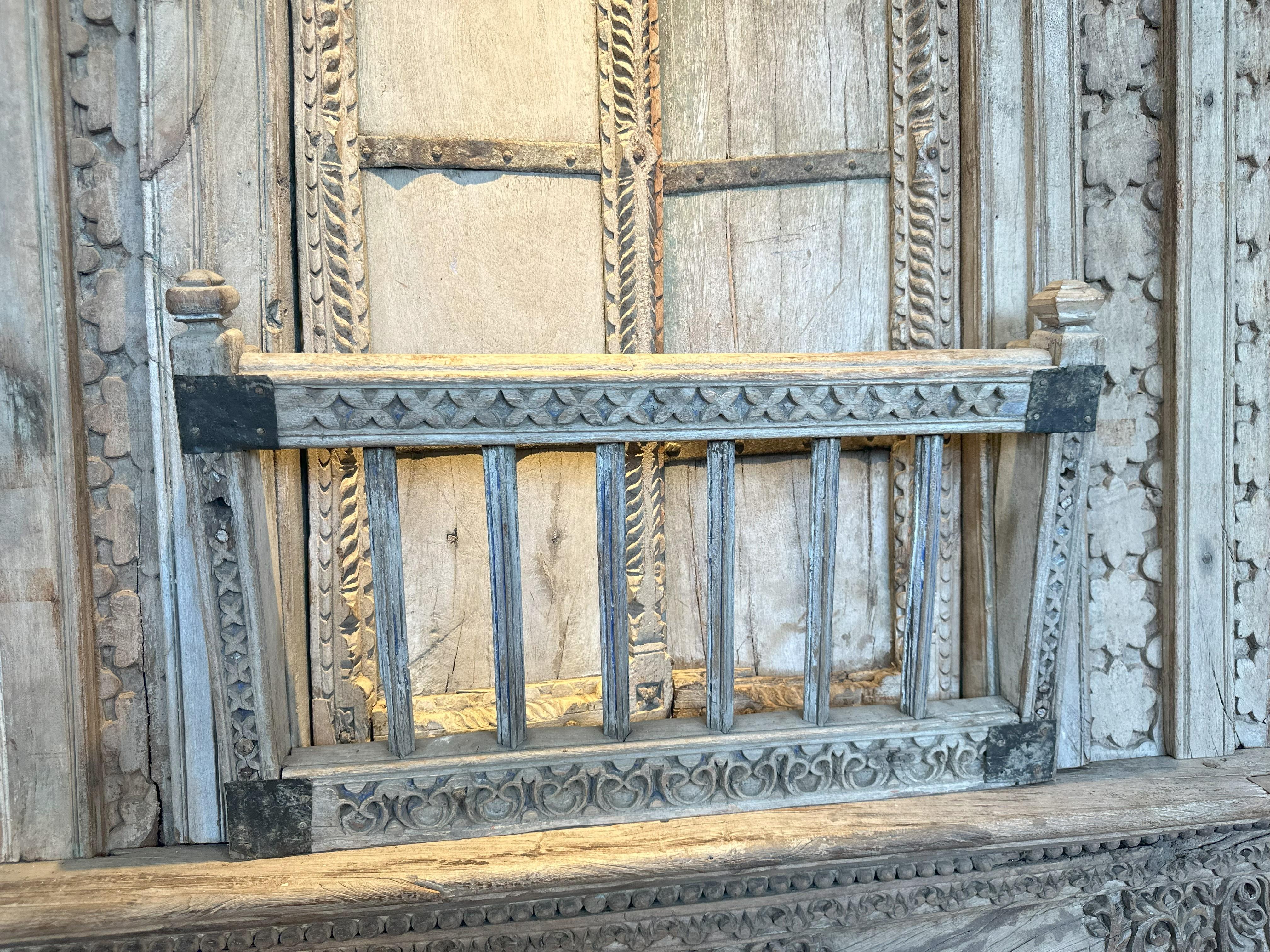Facciata architettonica di una Haveli indiana con tre finestre e un balcone in vendita 8