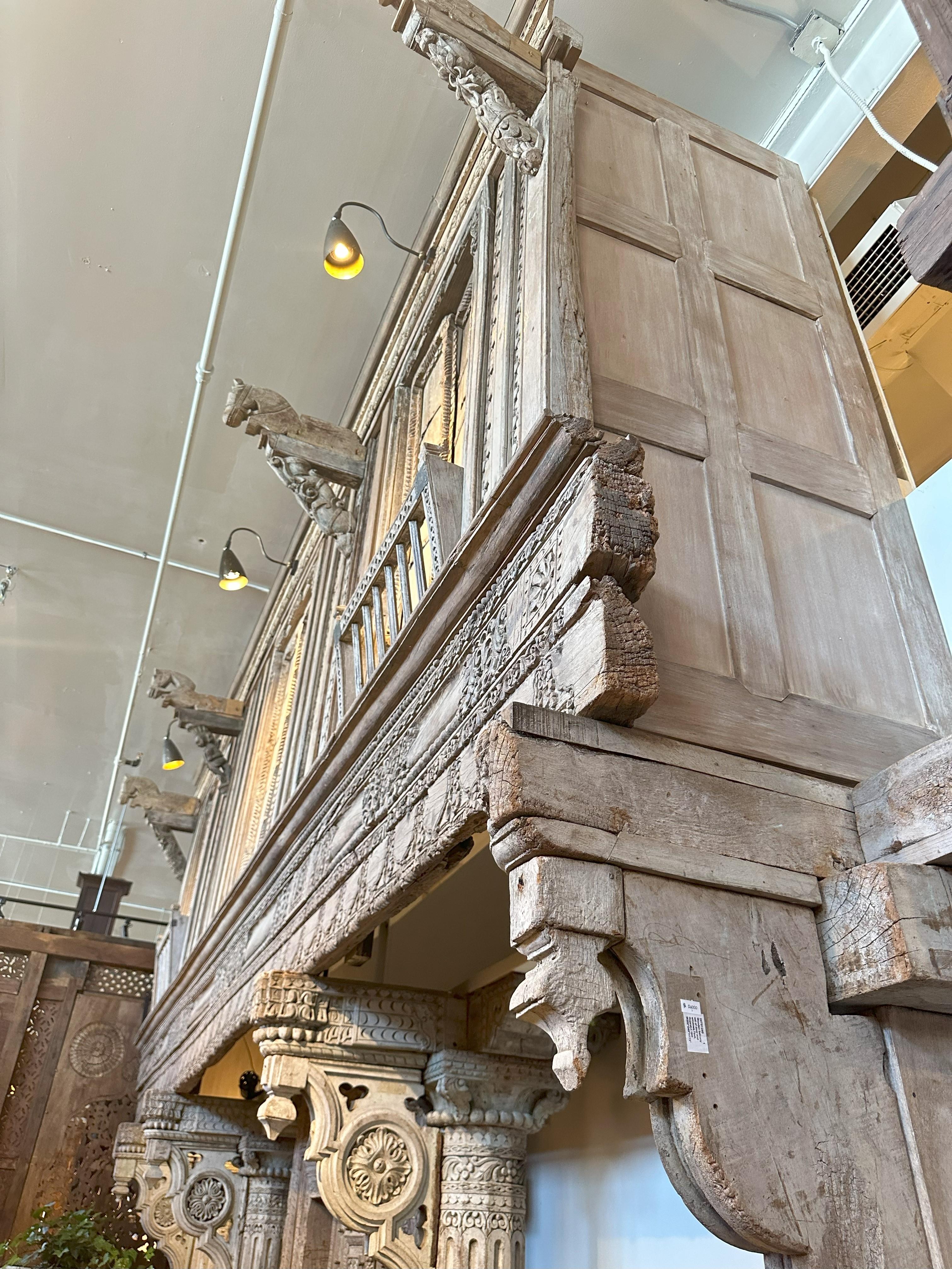 Facciata architettonica di una Haveli indiana con tre finestre e un balcone in vendita 10