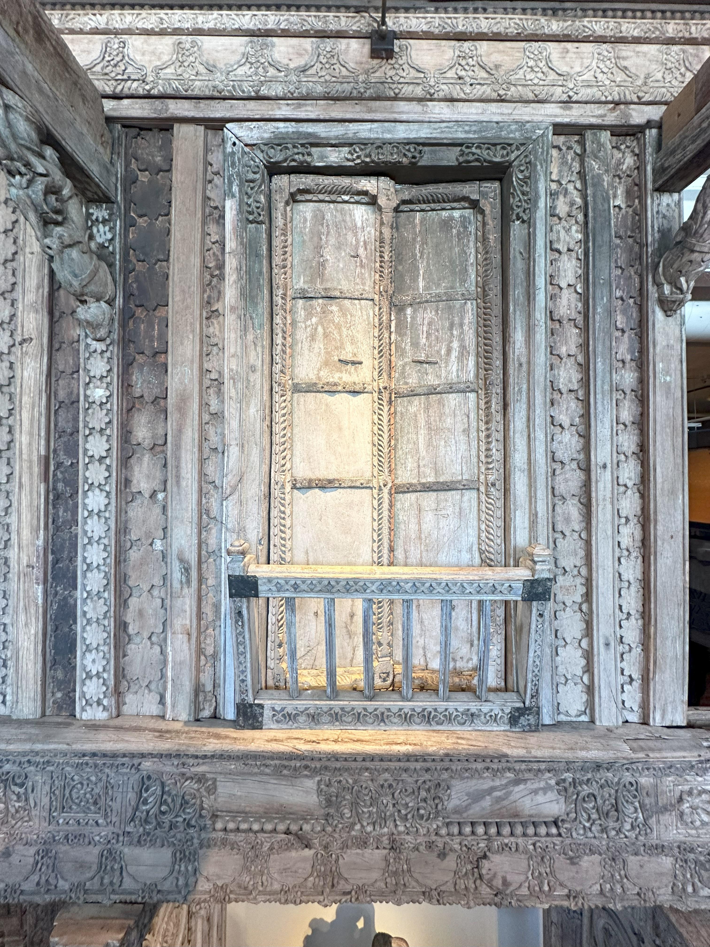 Facciata architettonica di una Haveli indiana con tre finestre e un balcone in vendita 11