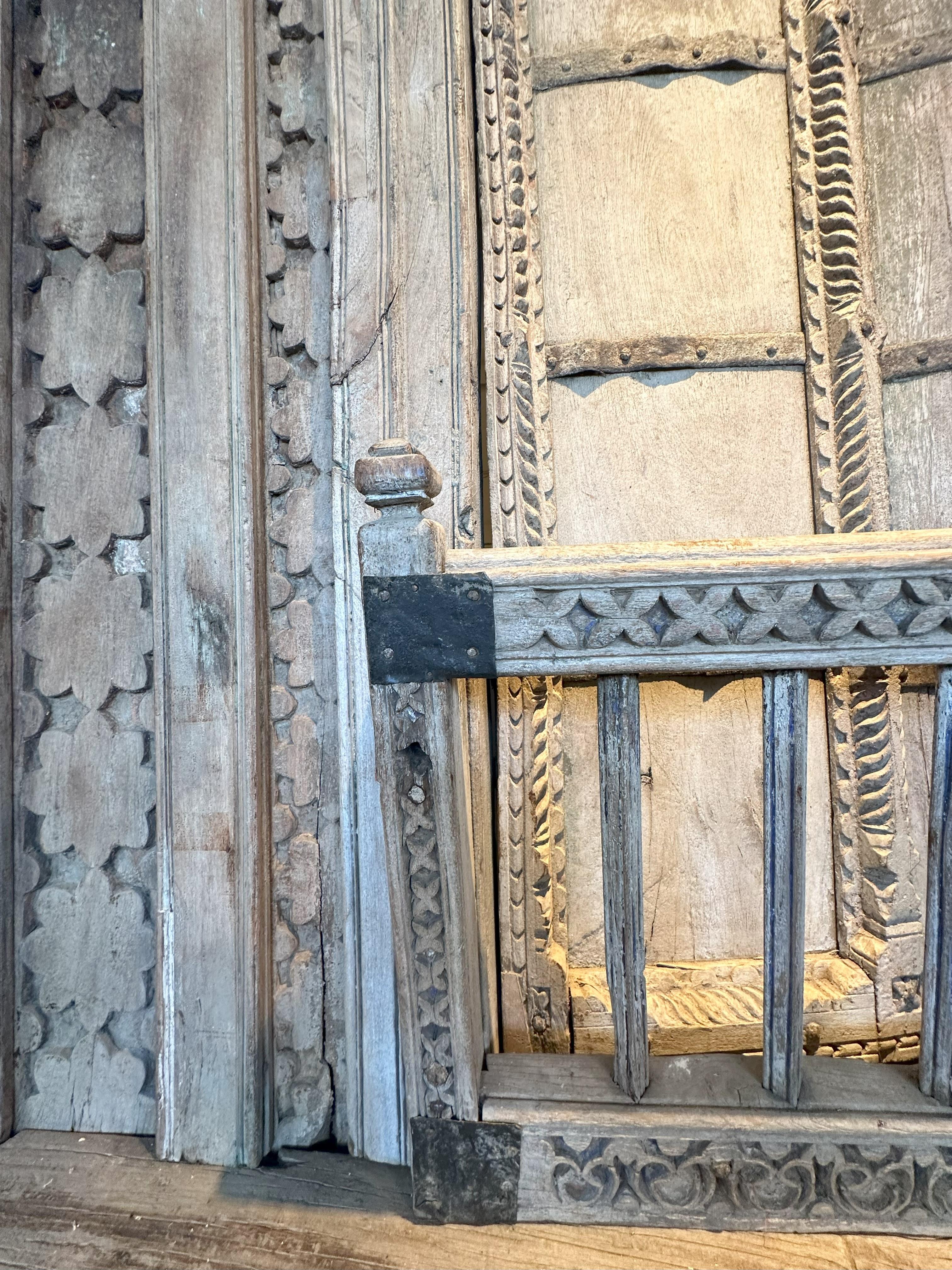 Facciata architettonica di una Haveli indiana con tre finestre e un balcone in vendita 12