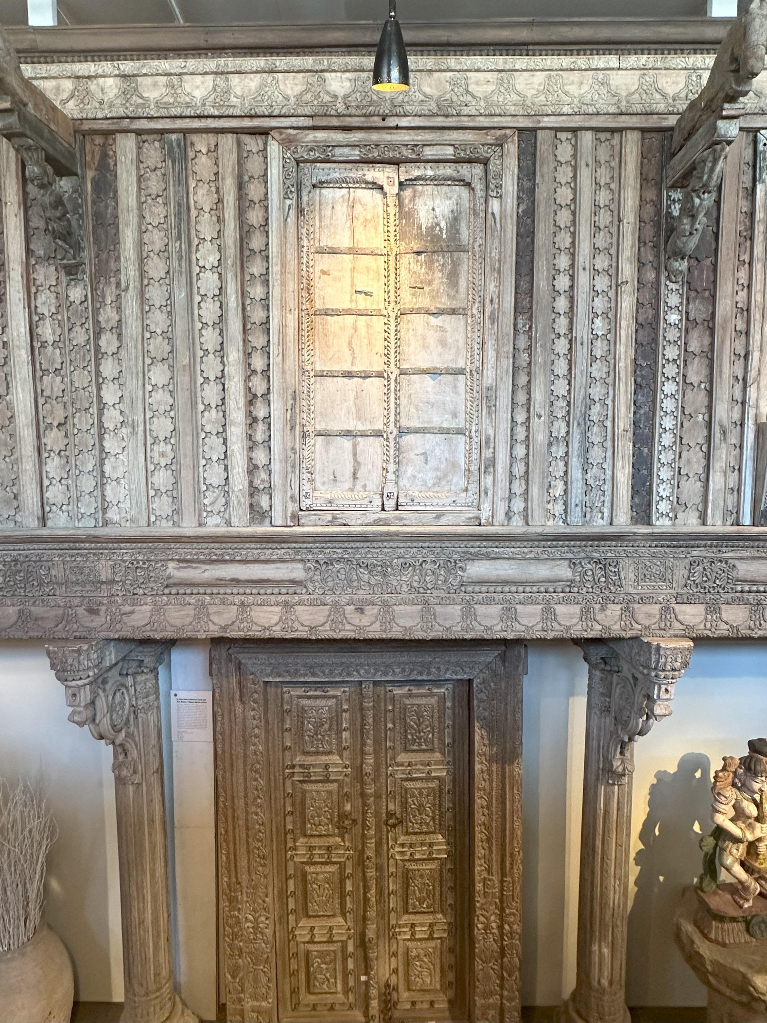 Facciata architettonica di una Haveli indiana con tre finestre e un balcone in vendita 13