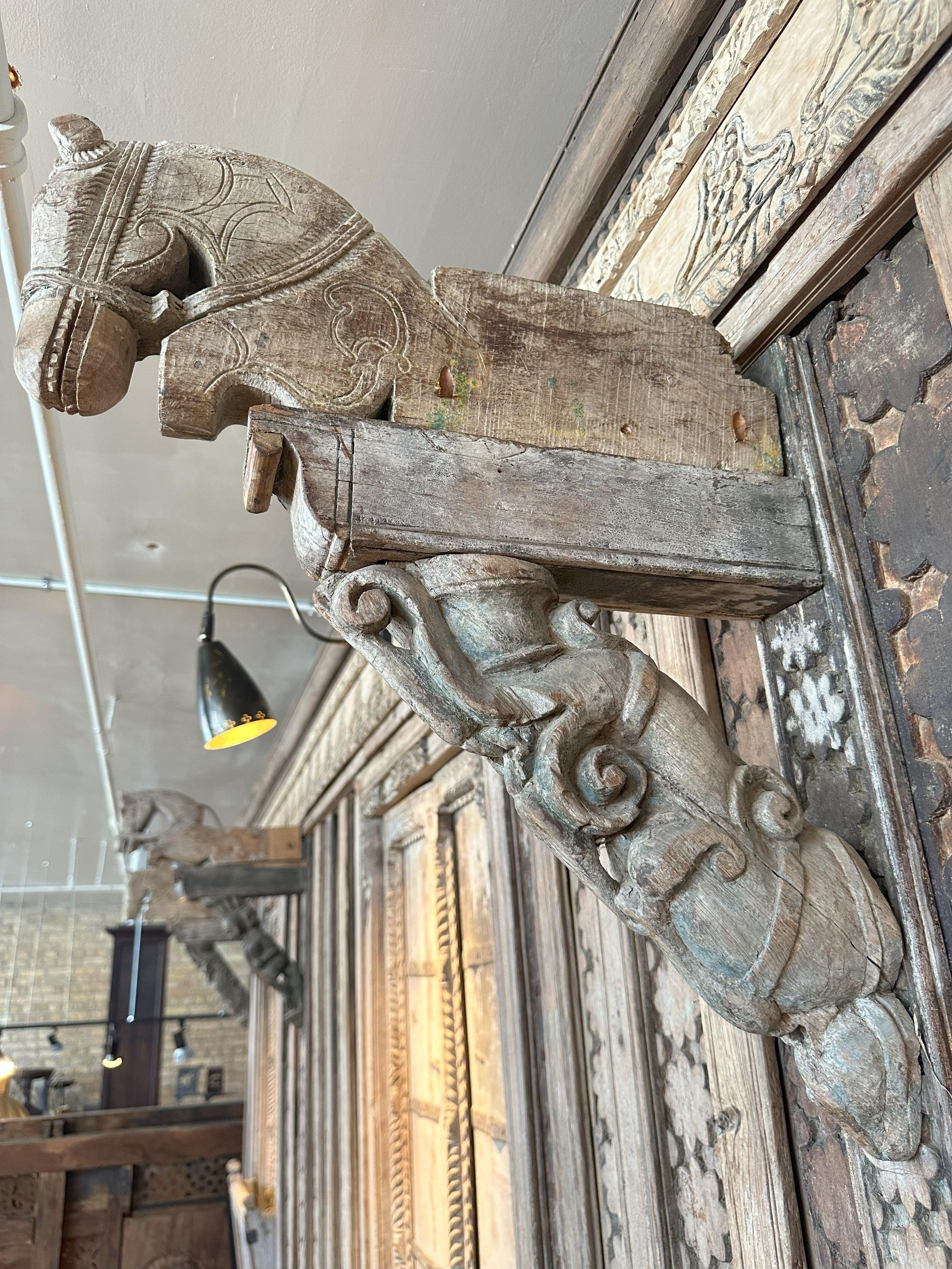 Facciata architettonica di una Haveli indiana con tre finestre e un balcone in vendita 15