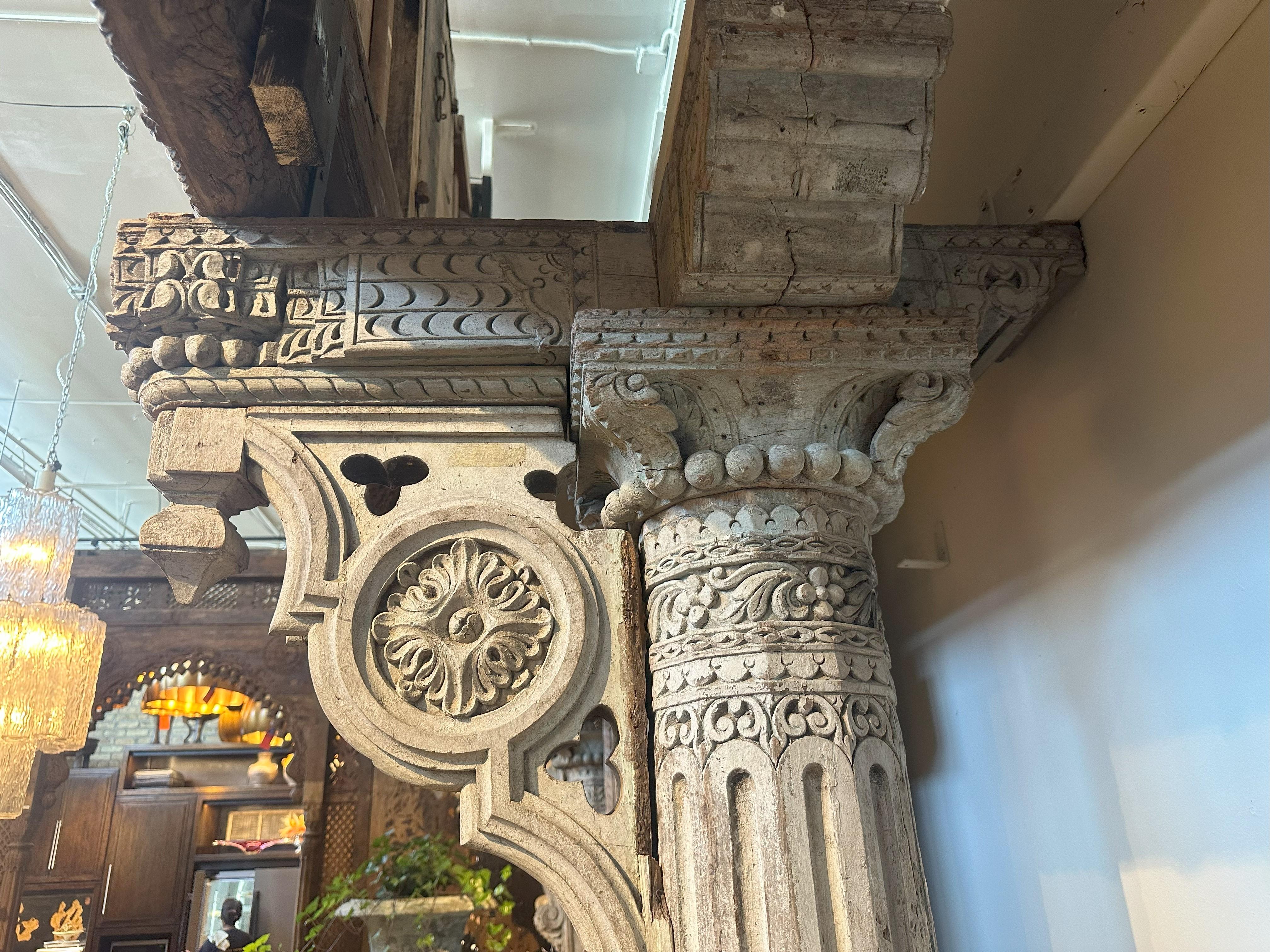 Facciata architettonica di una Haveli indiana con tre finestre e un balcone In condizioni buone in vendita a Chicago, IL