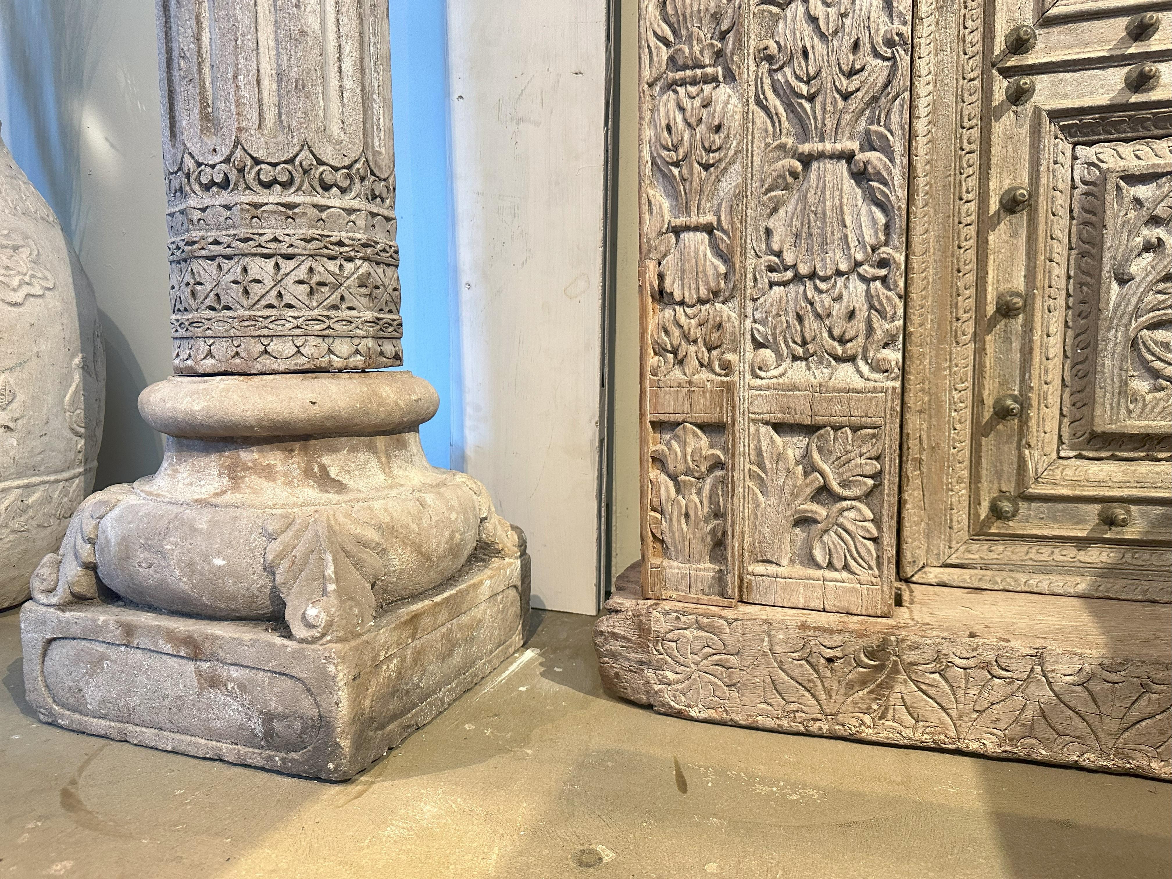 XX secolo Facciata architettonica di una Haveli indiana con tre finestre e un balcone in vendita