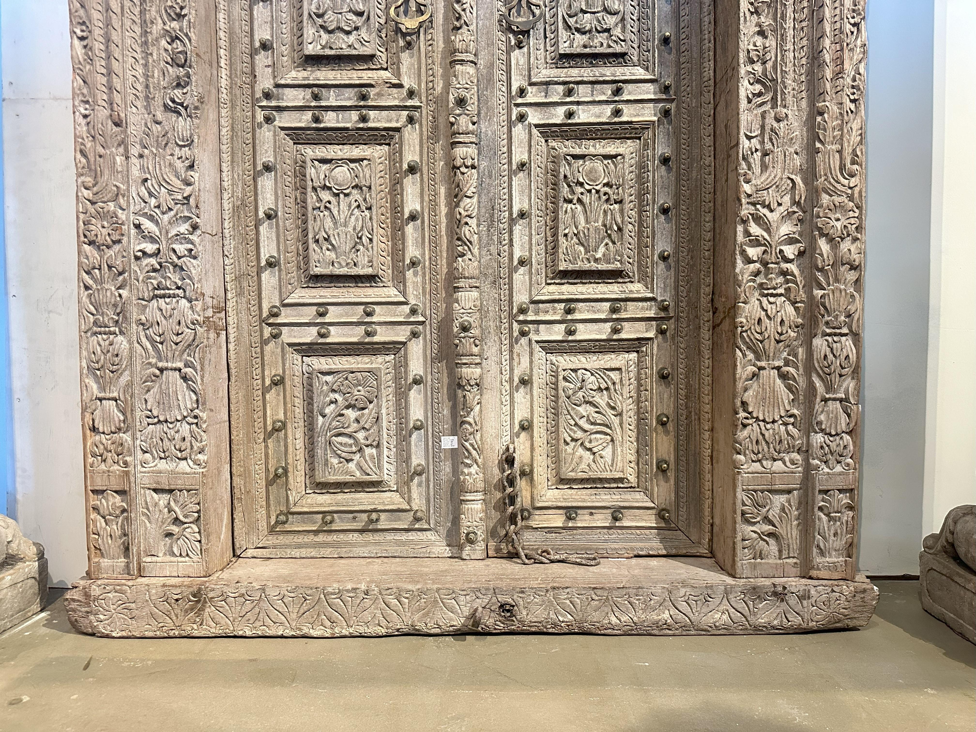 Teak Facciata architettonica di una Haveli indiana con tre finestre e un balcone in vendita