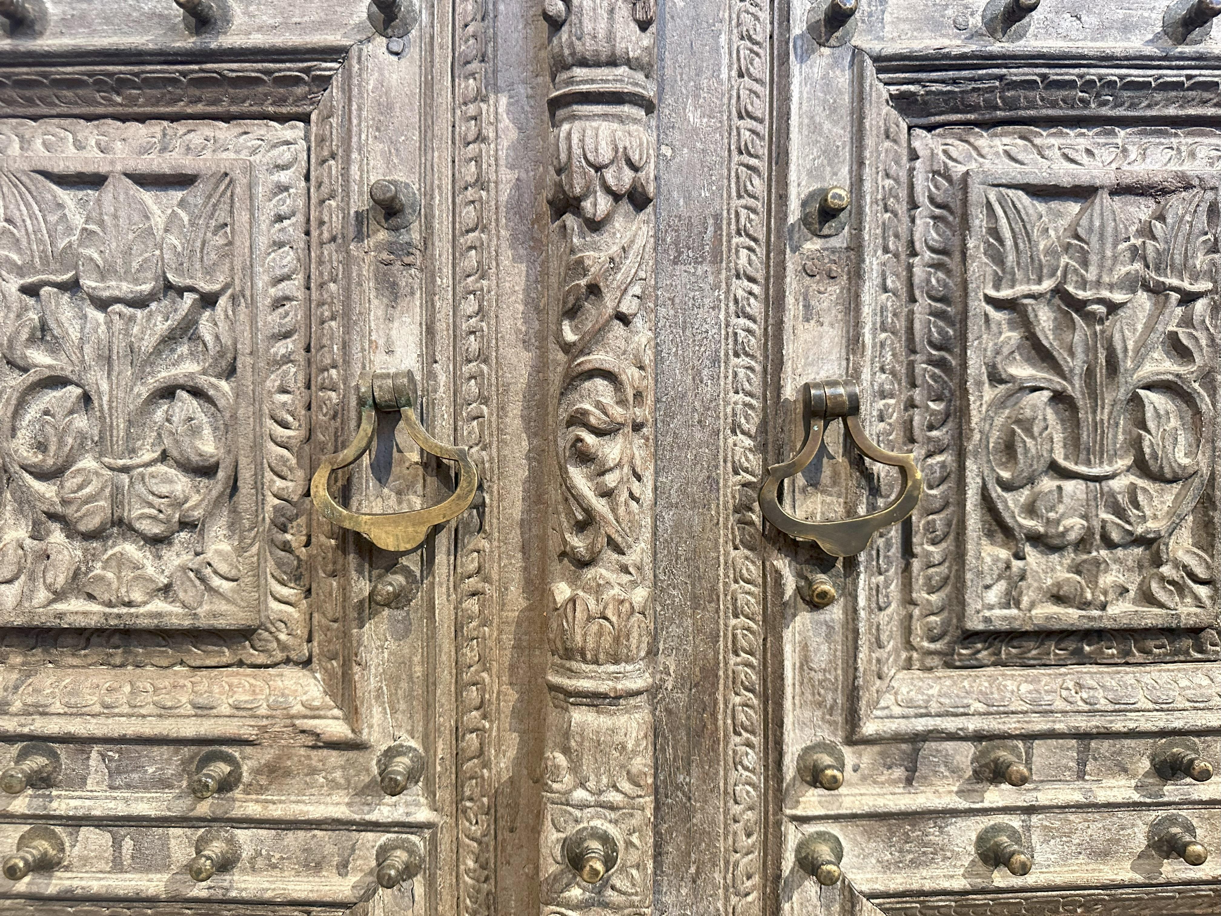 Facciata architettonica di una Haveli indiana con tre finestre e un balcone in vendita 1