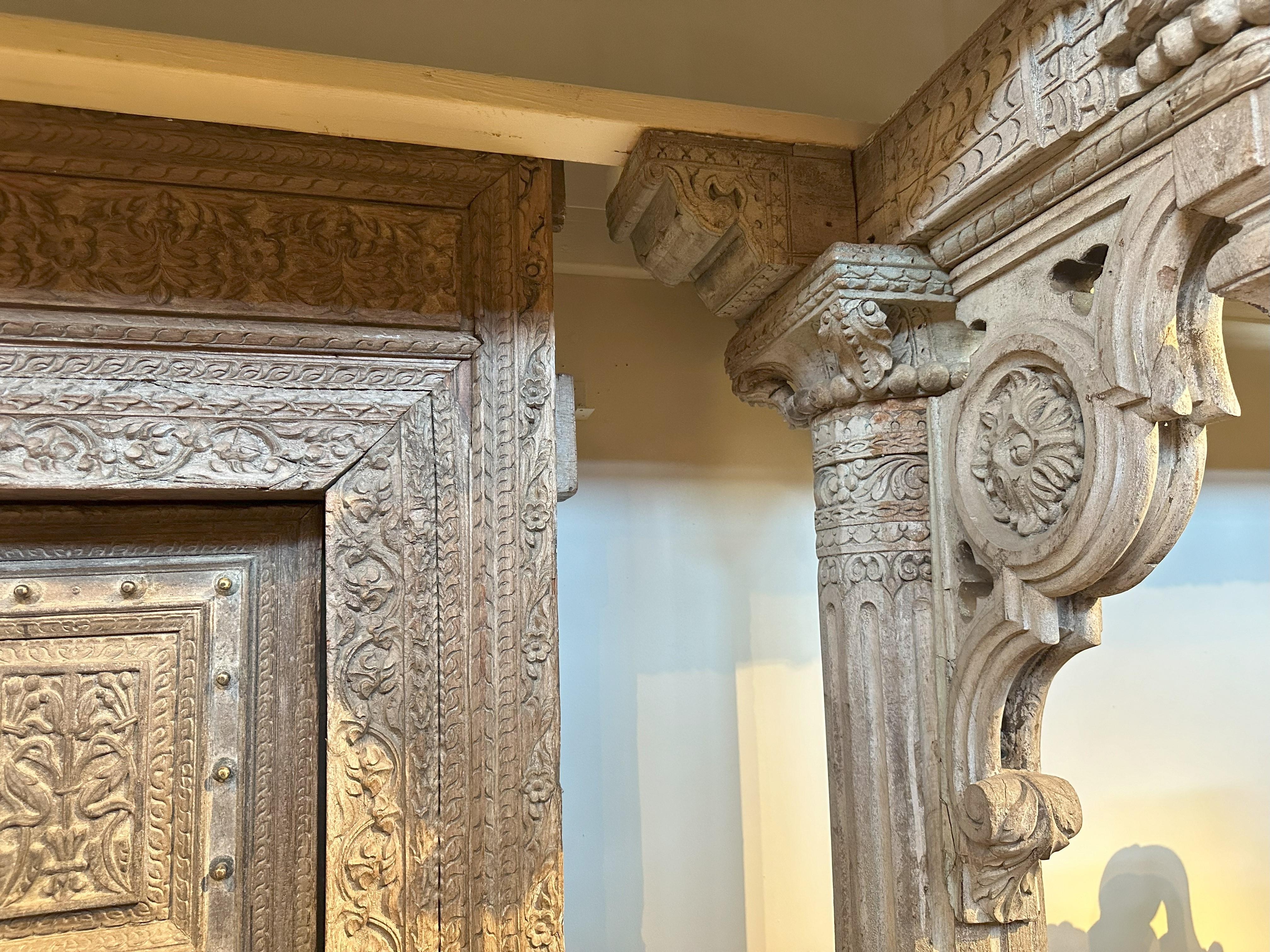 Facciata architettonica di una Haveli indiana con tre finestre e un balcone in vendita 2