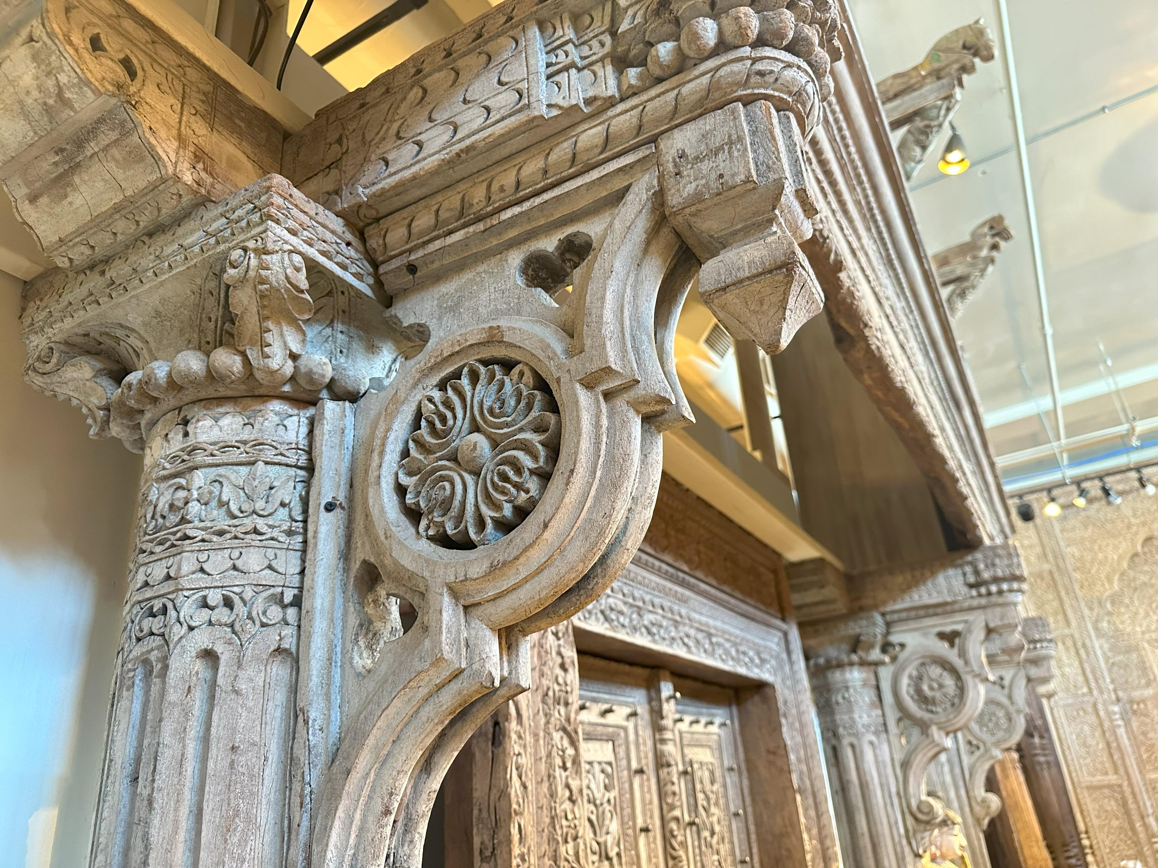 Facciata architettonica di una Haveli indiana con tre finestre e un balcone in vendita 3