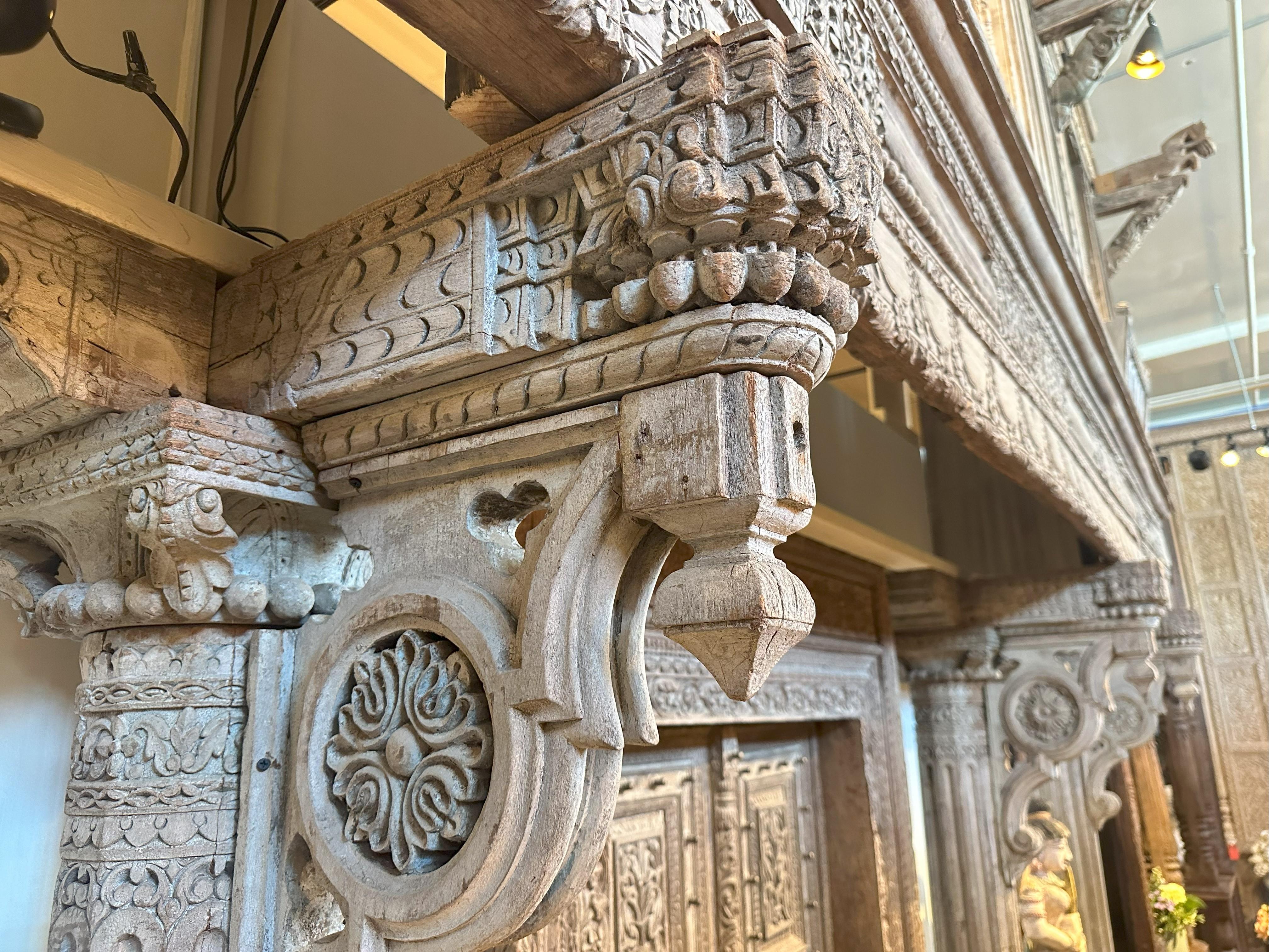 Facciata architettonica di una Haveli indiana con tre finestre e un balcone in vendita 4