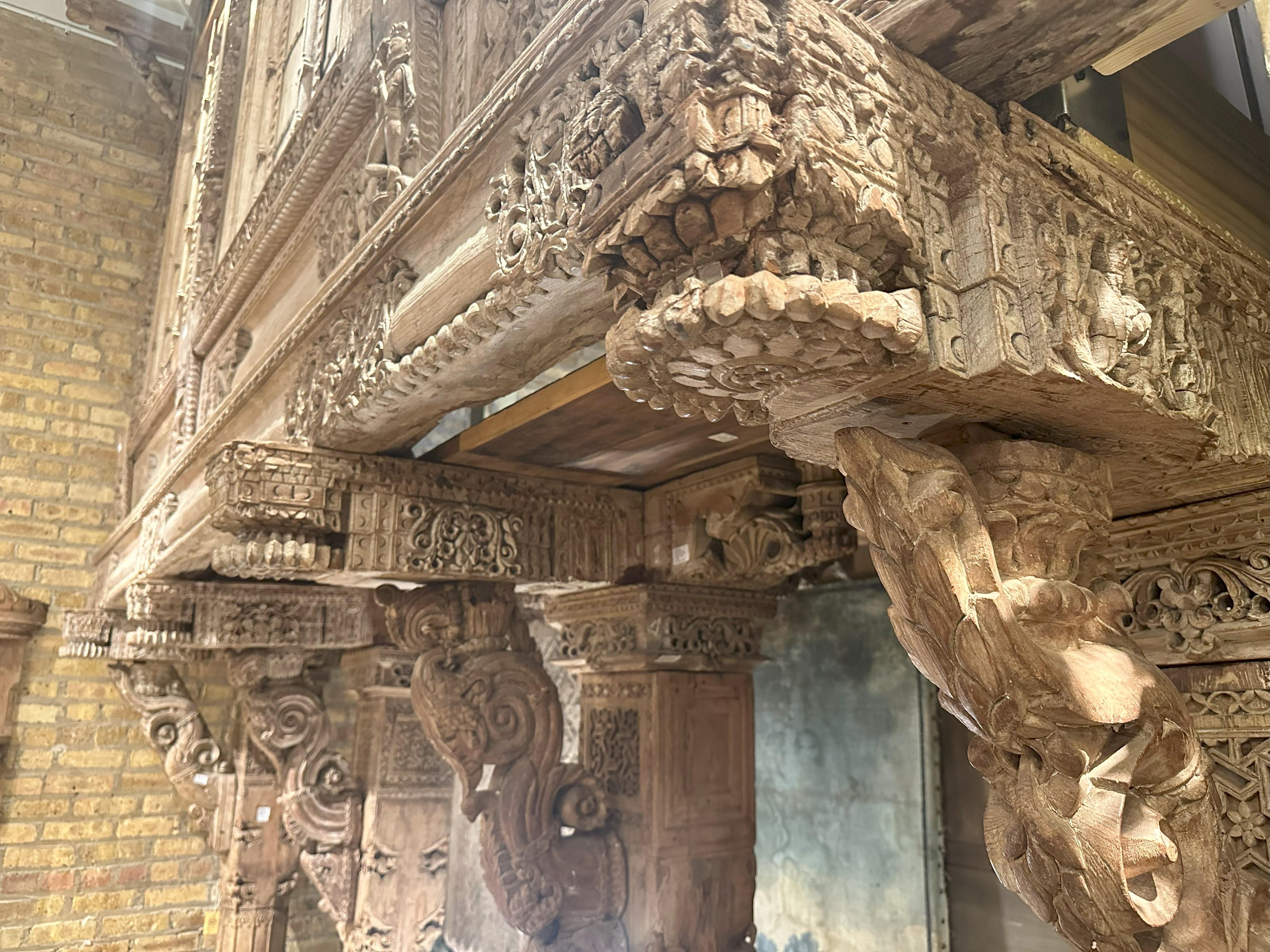 Indisches Haveli-Architekturfakat aus Haveli mit drei Fenstern und Balkon im Angebot 7