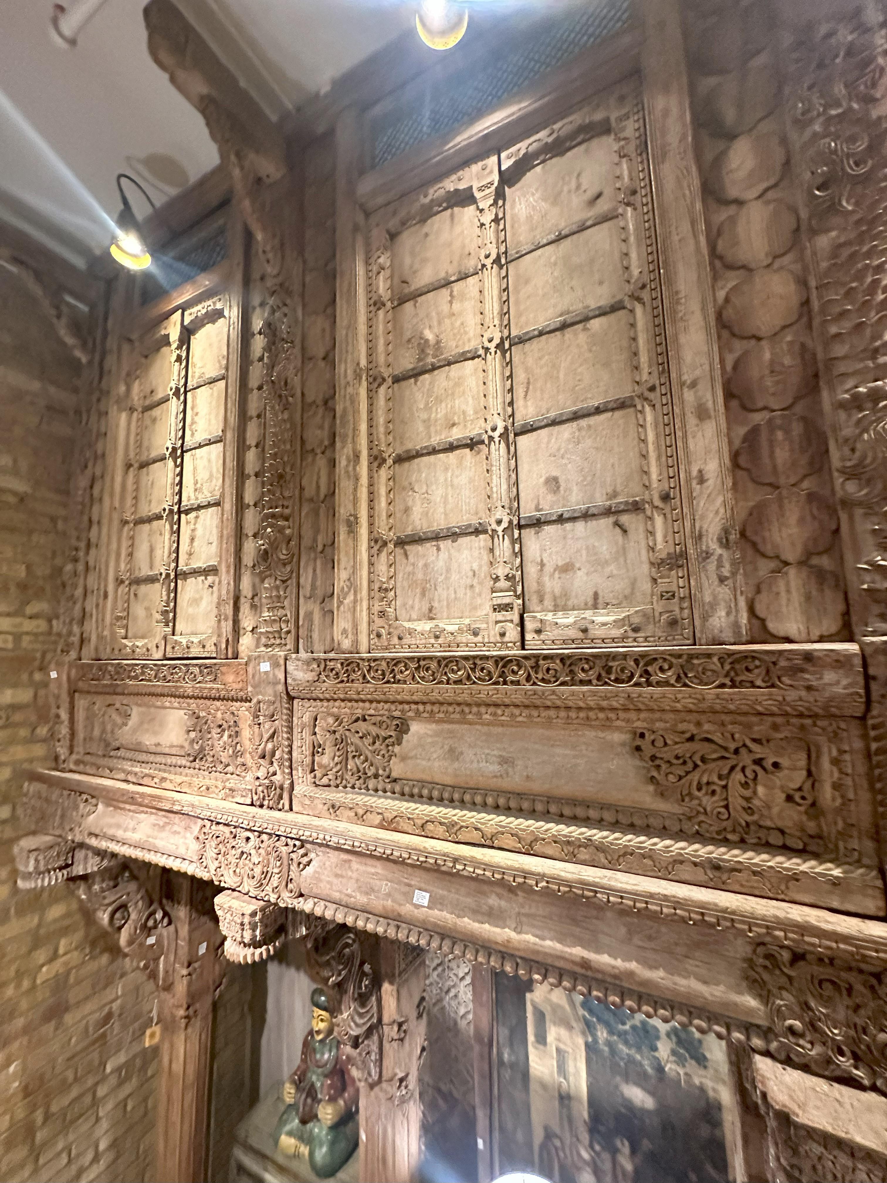 Indisches Haveli-Architekturfakat aus Haveli mit drei Fenstern und Balkon im Angebot 14