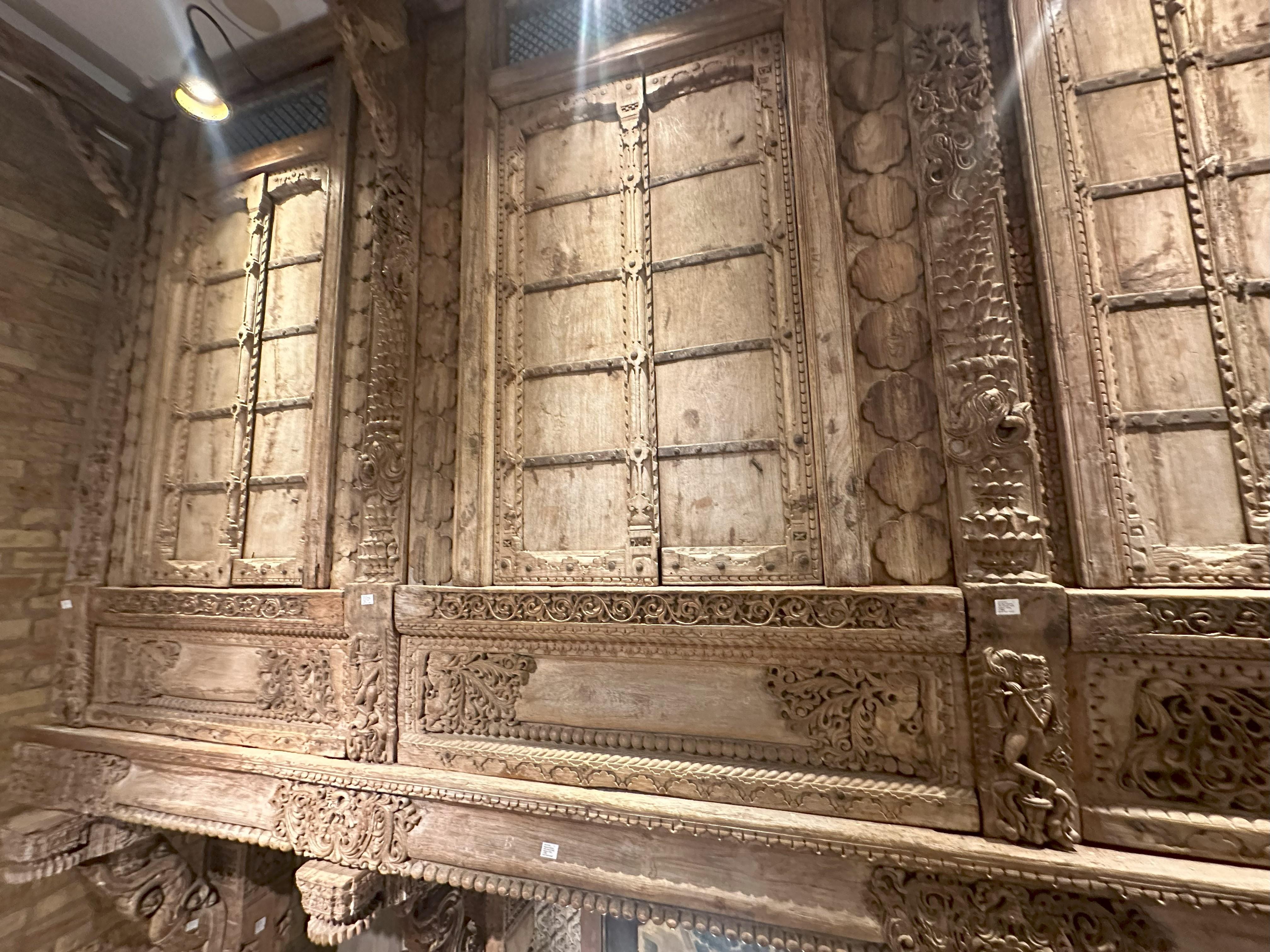 Indisches Haveli-Architekturfakat aus Haveli mit drei Fenstern und Balkon im Angebot 15