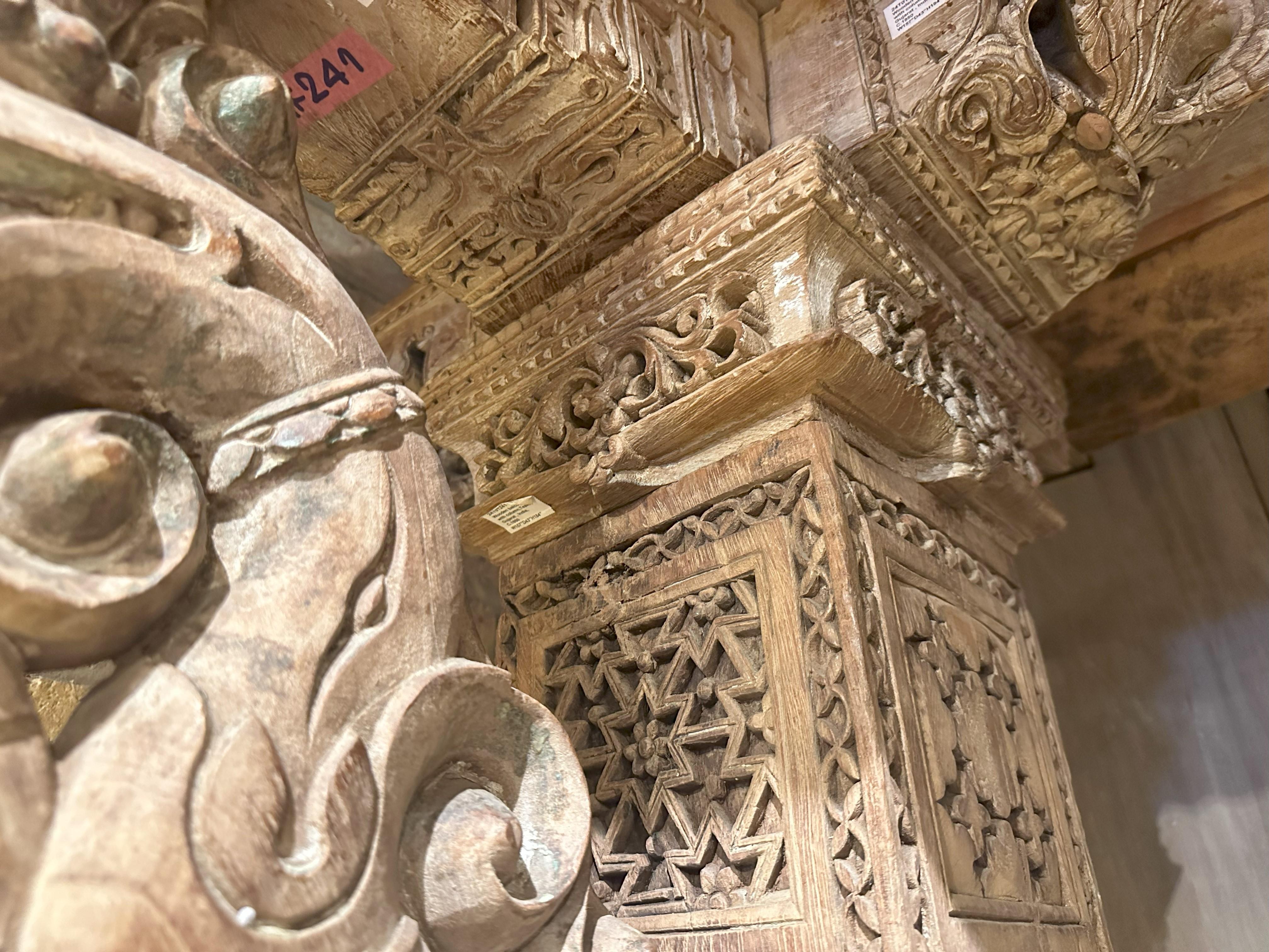 Indisches Haveli-Architekturfakat aus Haveli mit drei Fenstern und Balkon (19. Jahrhundert) im Angebot