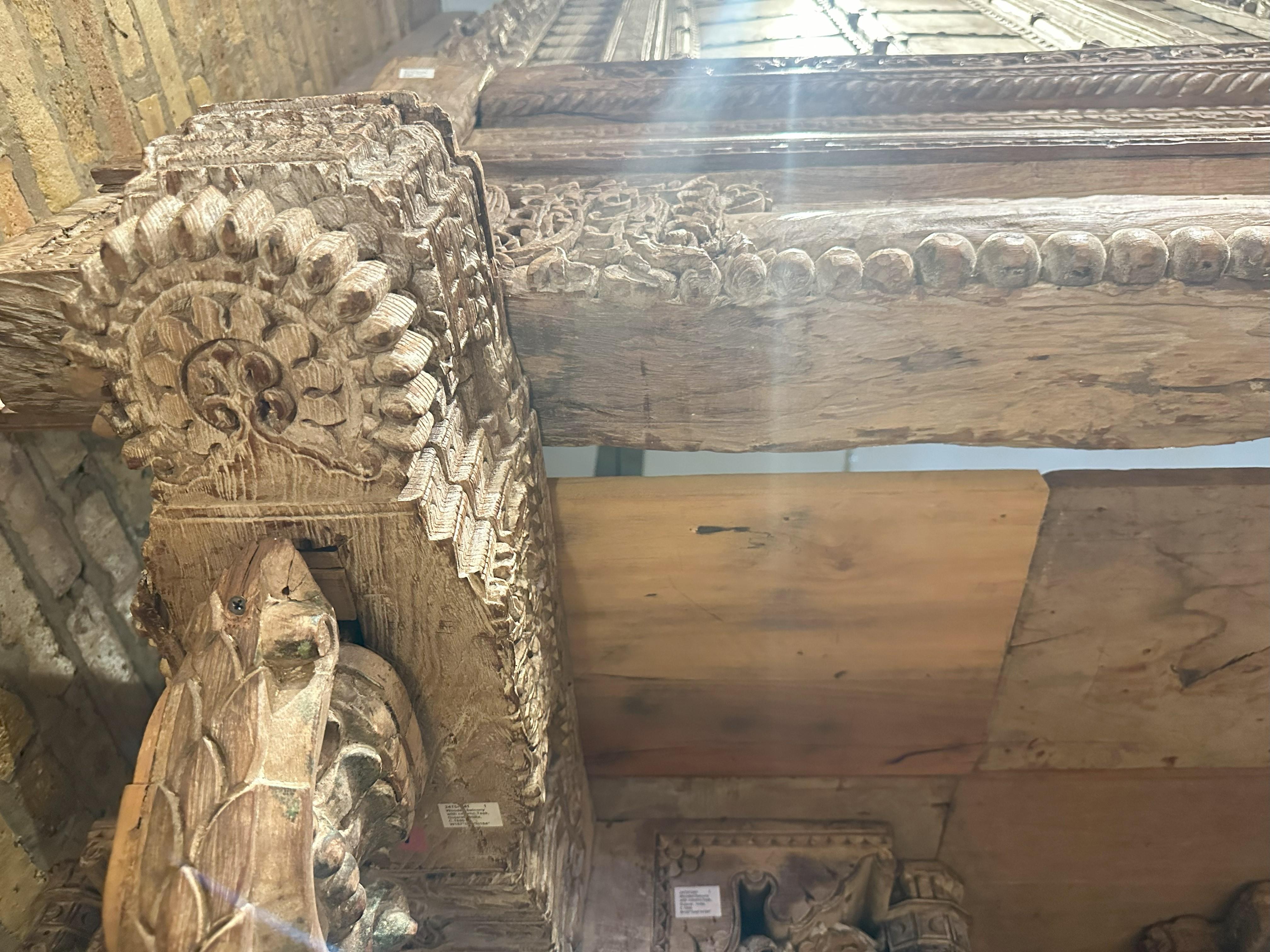 Indisches Haveli-Architekturfakat aus Haveli mit drei Fenstern und Balkon (Teakholz) im Angebot
