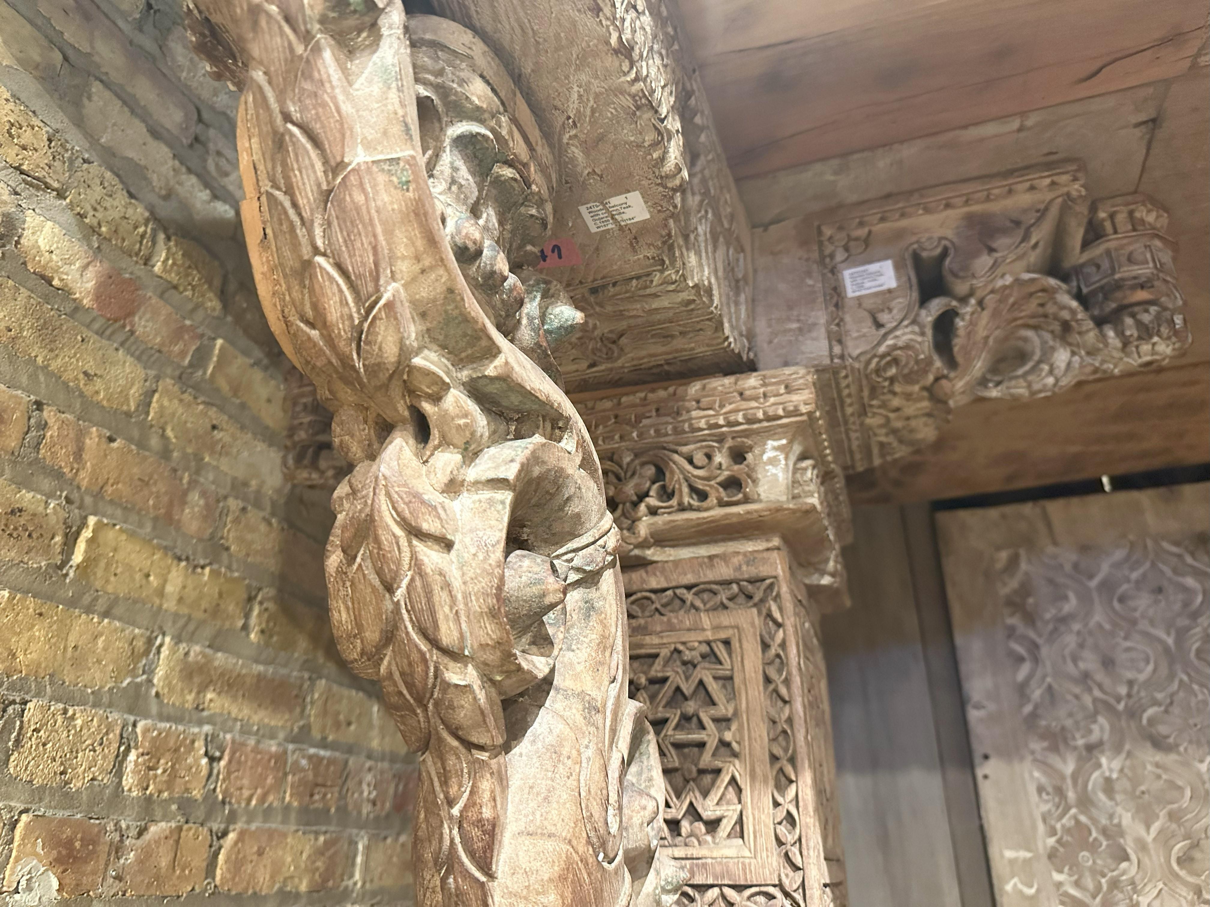 Indisches Haveli-Architekturfakat aus Haveli mit drei Fenstern und Balkon im Angebot 1