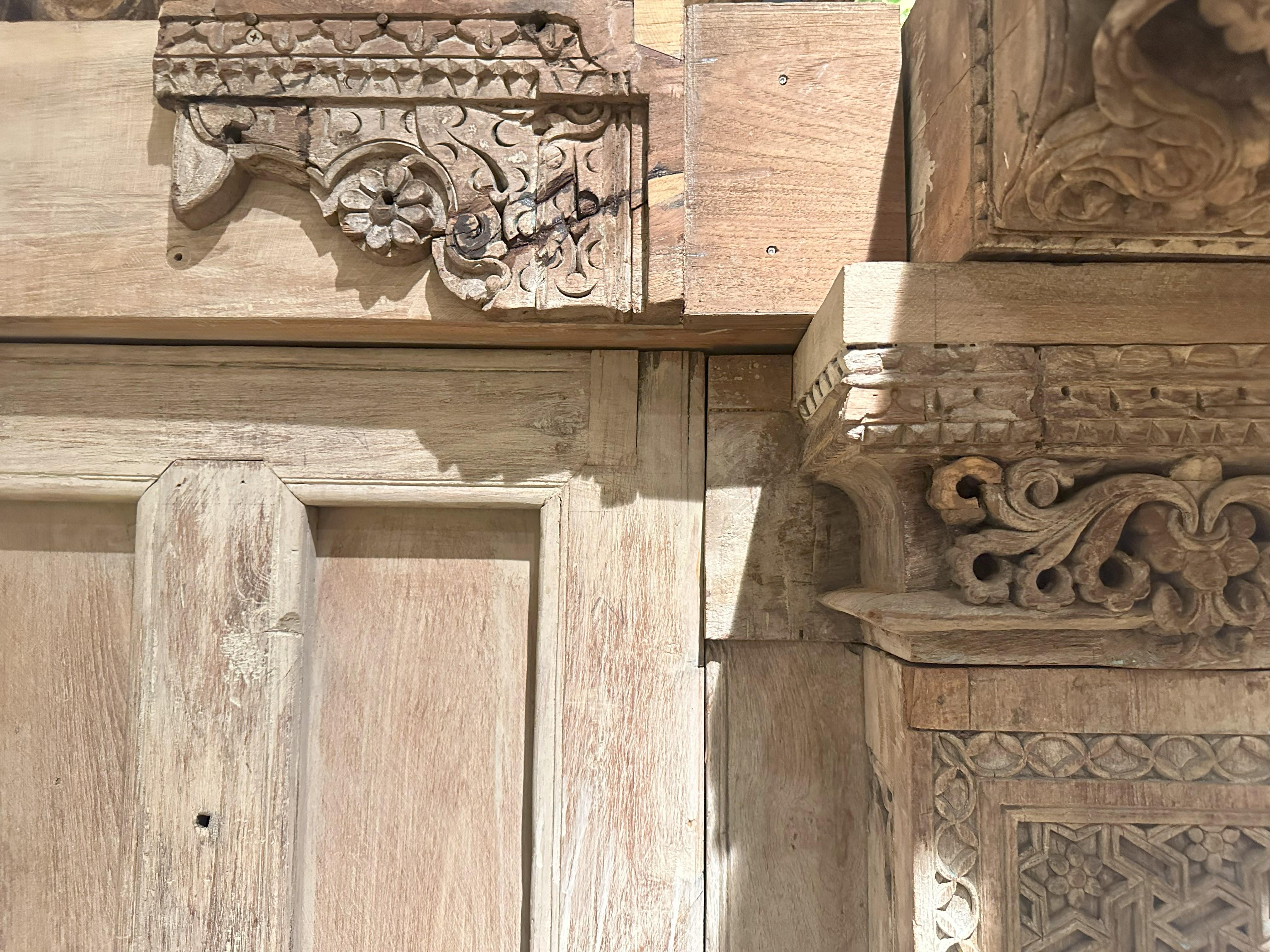 Una parete divisoria indiana Haveli con finestre basse e una porta grande in vendita 5