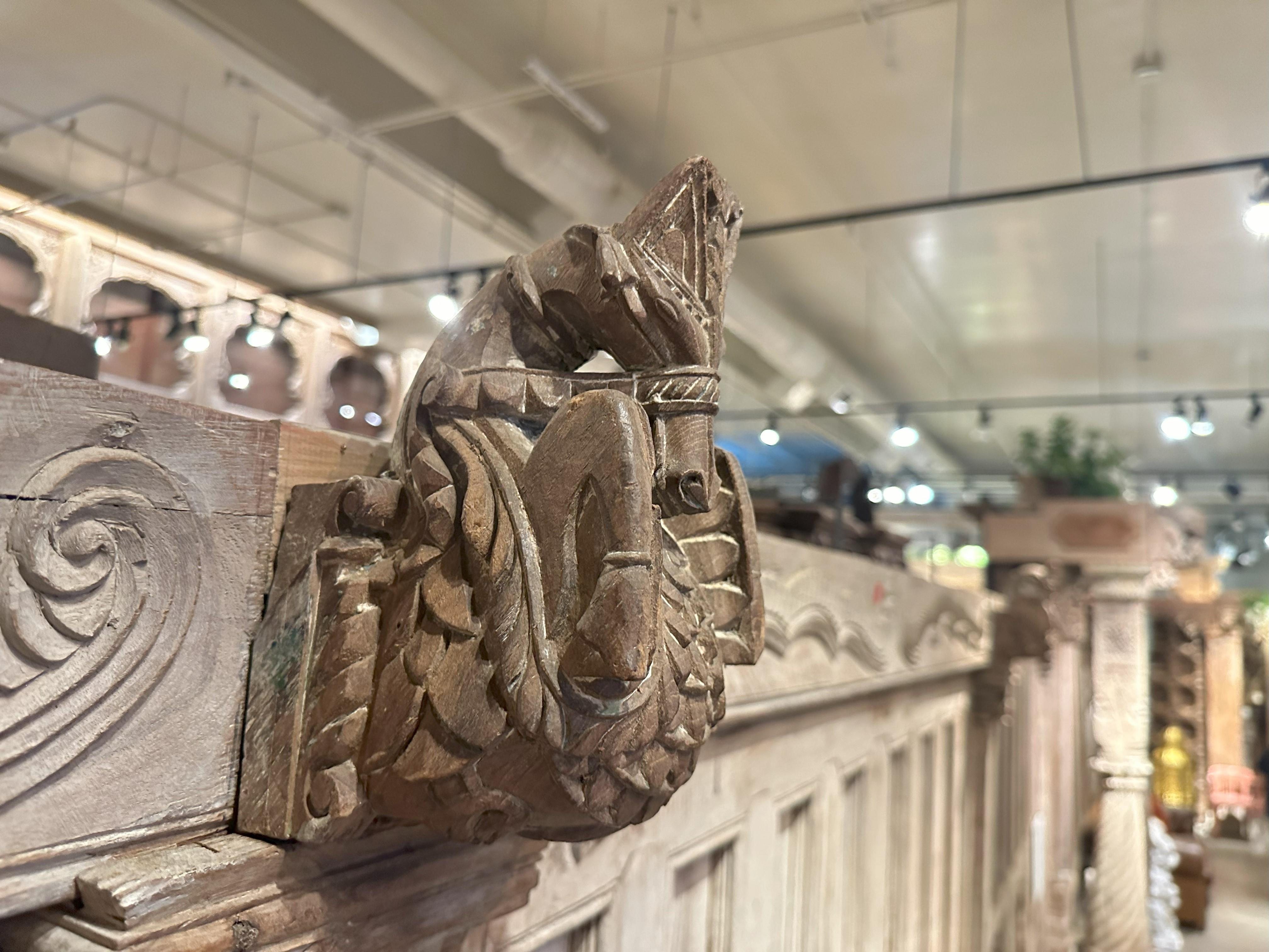 Una parete divisoria indiana Haveli con finestre basse e una porta grande in vendita 7