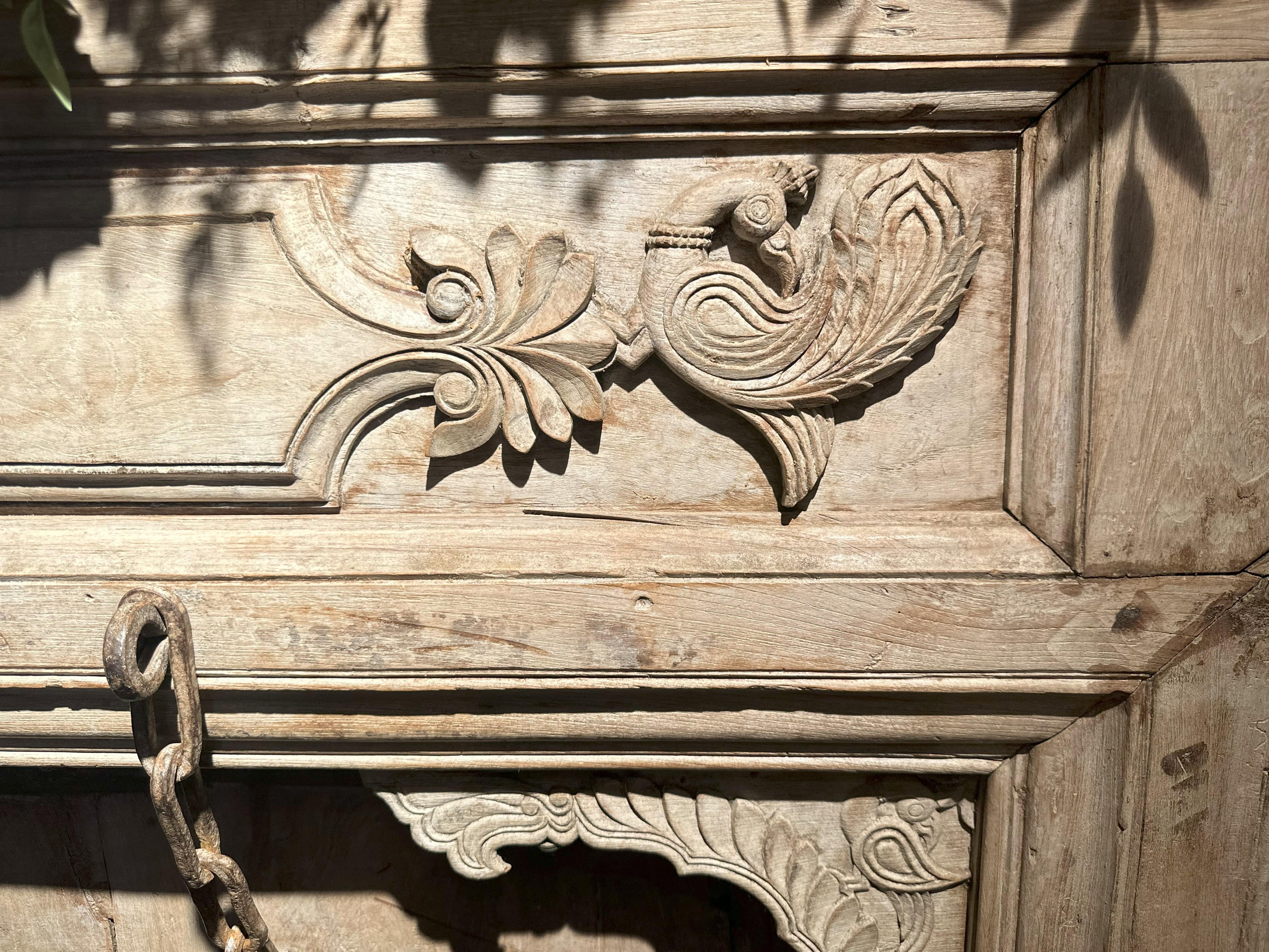 Una parete divisoria indiana Haveli con finestre basse e una porta grande in vendita 8