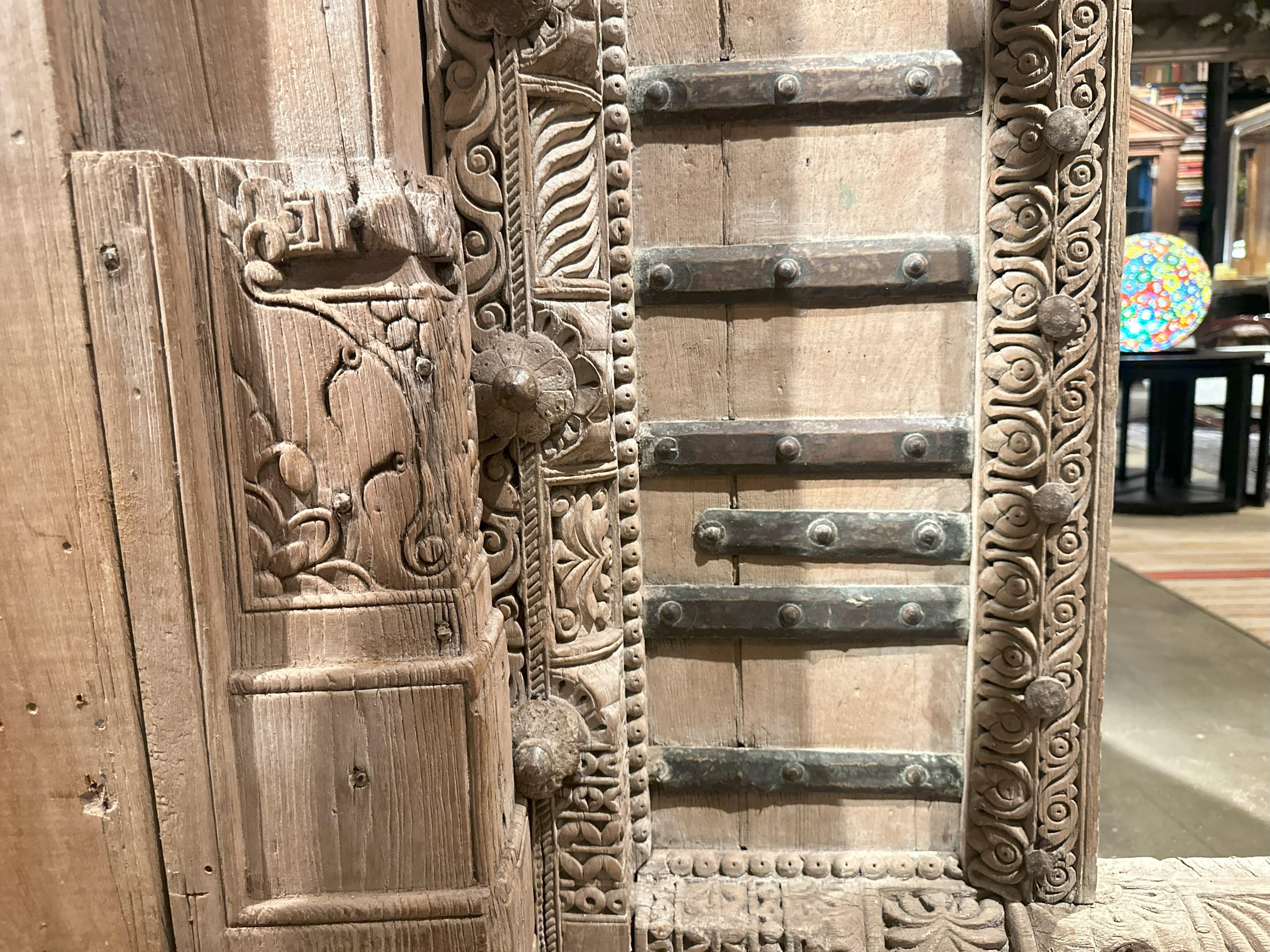 Una parete divisoria indiana Haveli con finestre basse e una porta grande in vendita 9