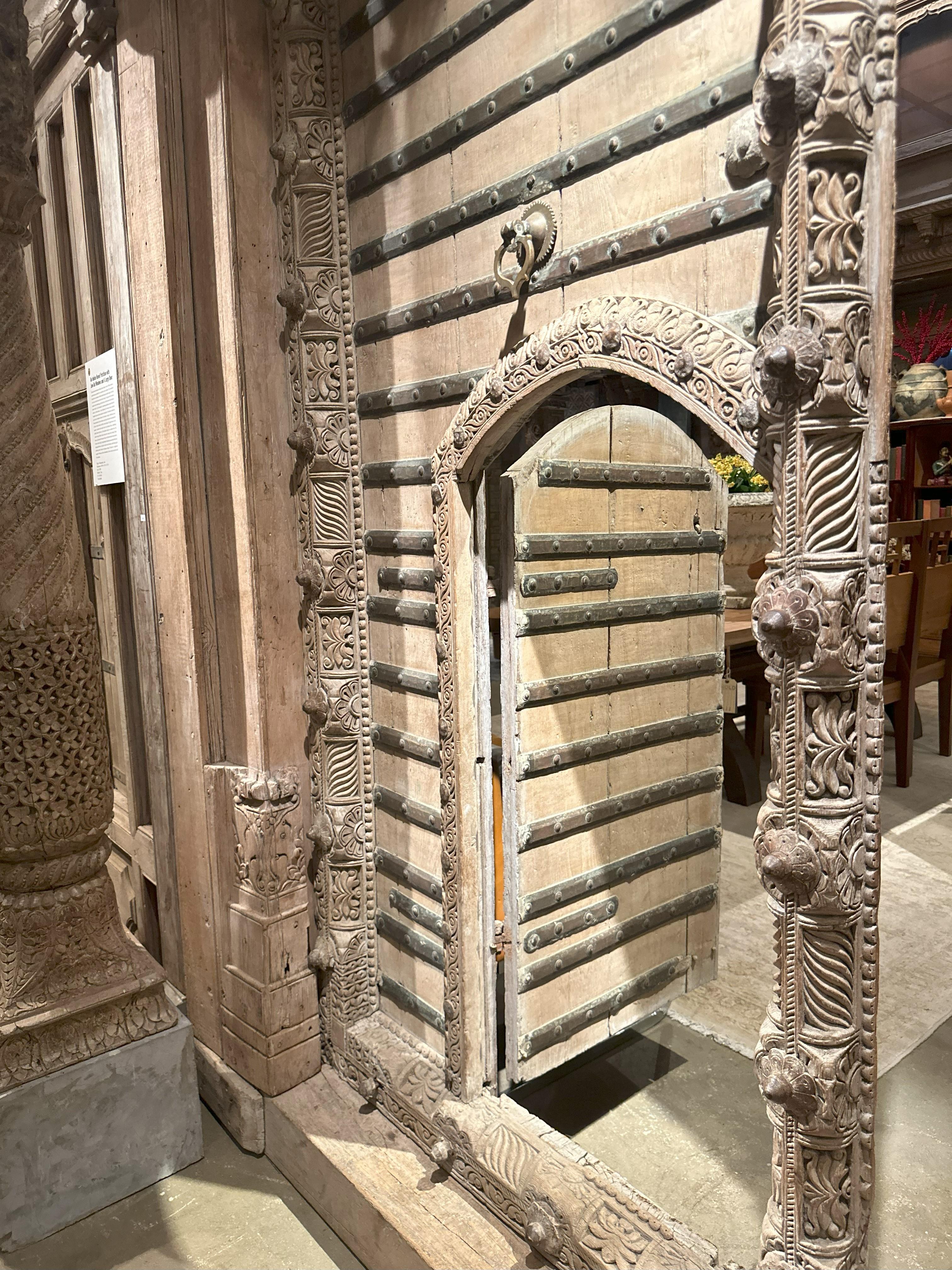 Una parete divisoria indiana Haveli con finestre basse e una porta grande in vendita 10