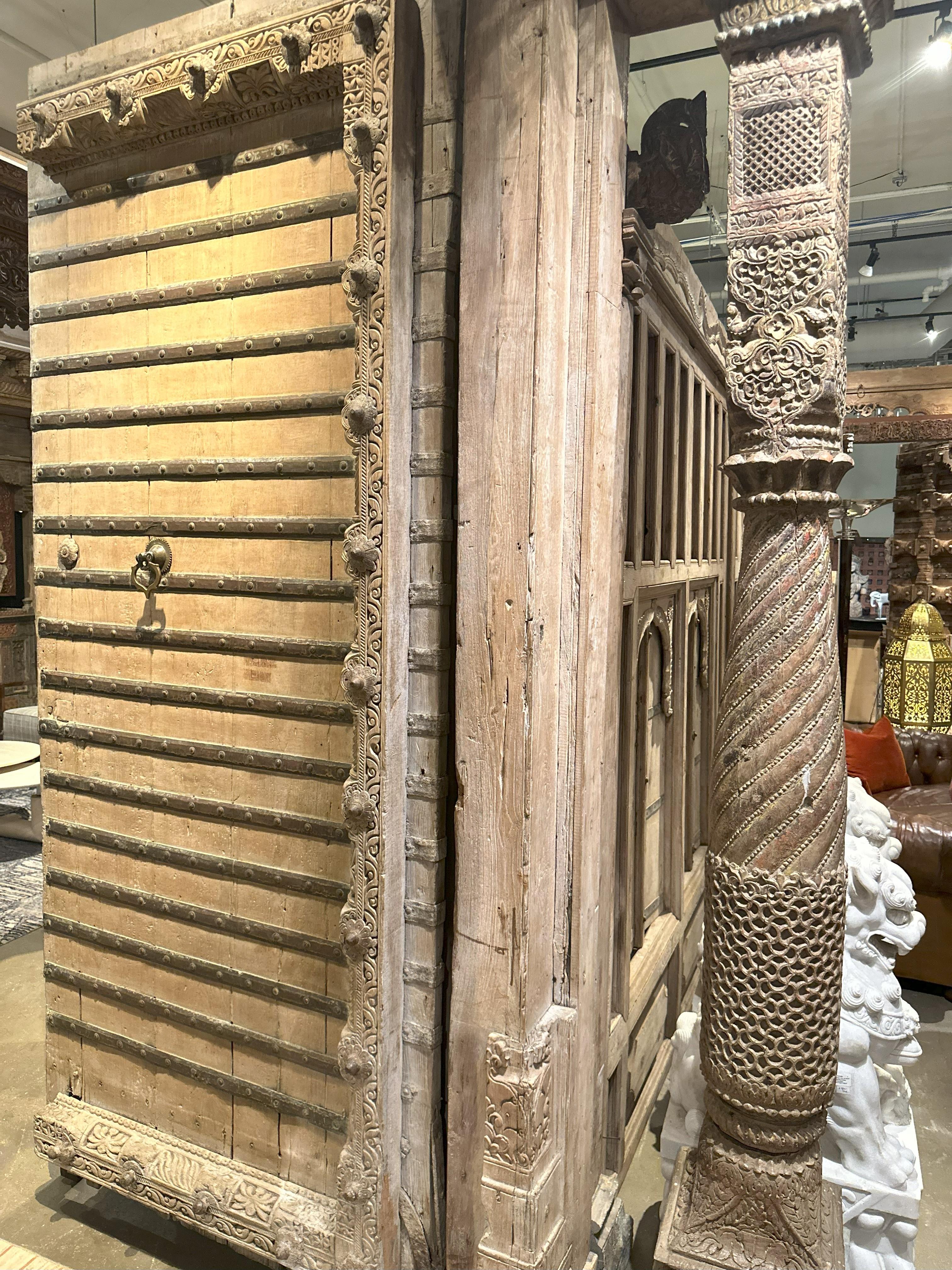 Una parete divisoria indiana Haveli con finestre basse e una porta grande in vendita 11
