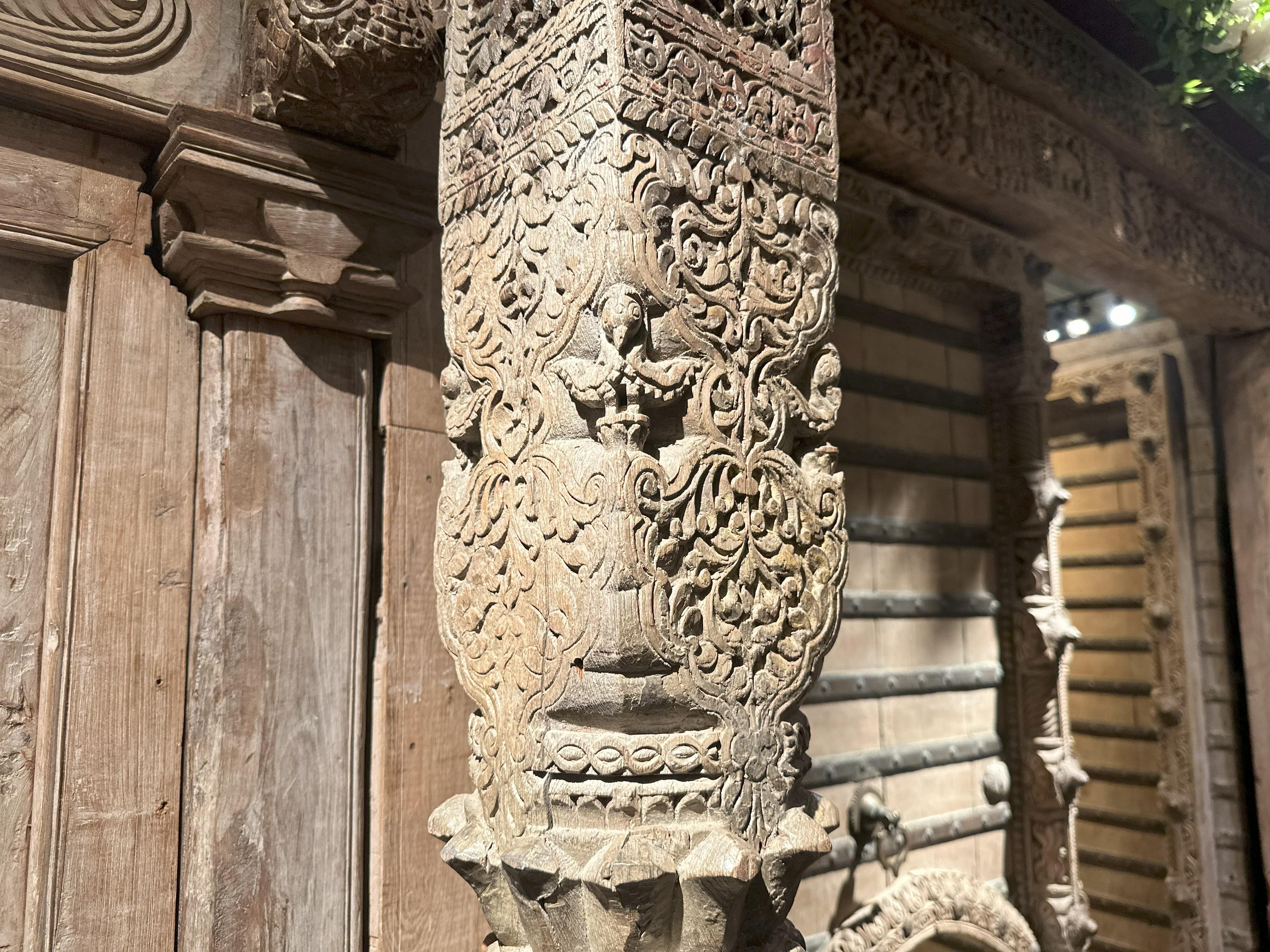 Una parete divisoria indiana Haveli con finestre basse e una porta grande in vendita 13