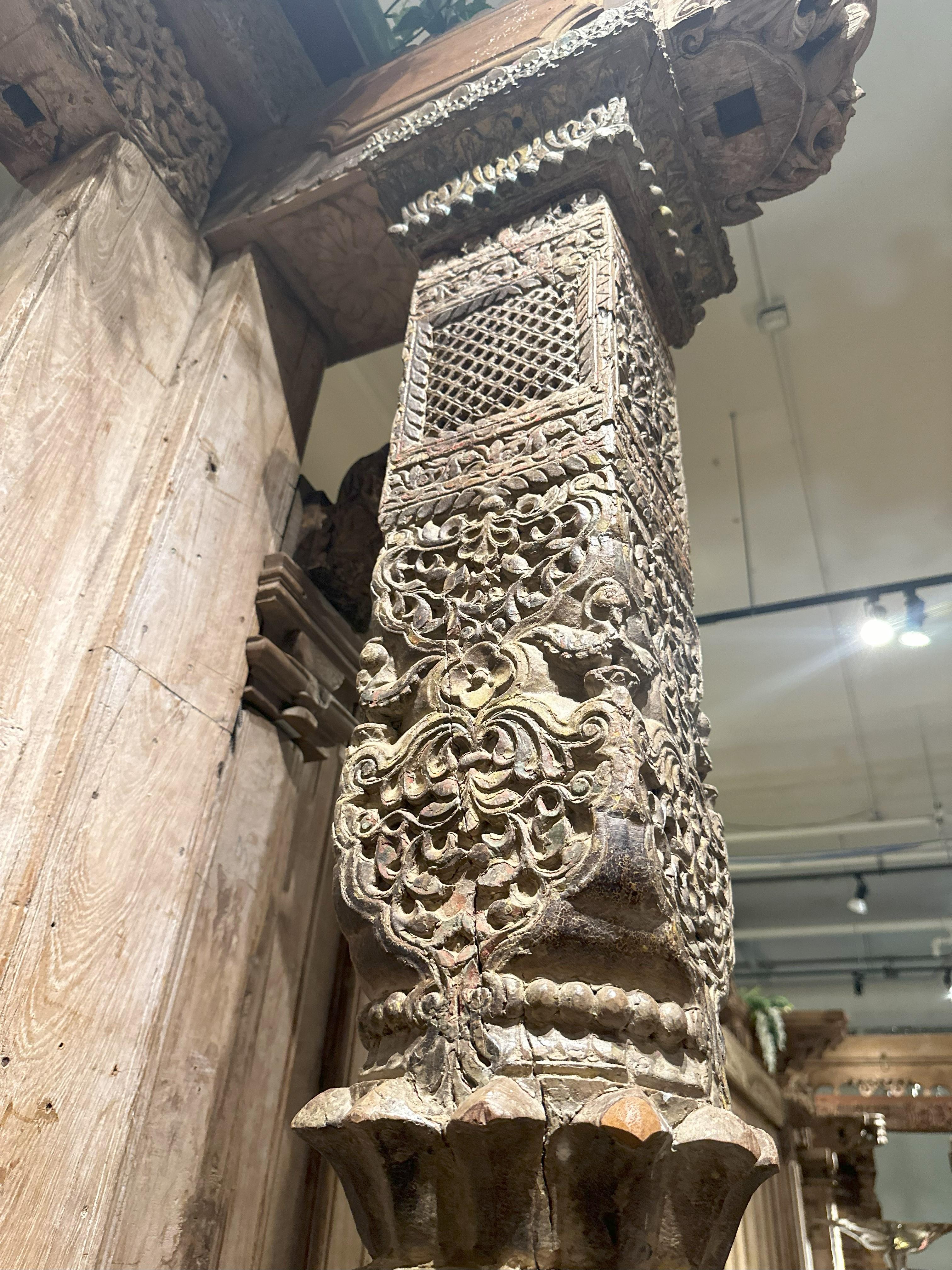 Una parete divisoria indiana Haveli con finestre basse e una porta grande in vendita 14