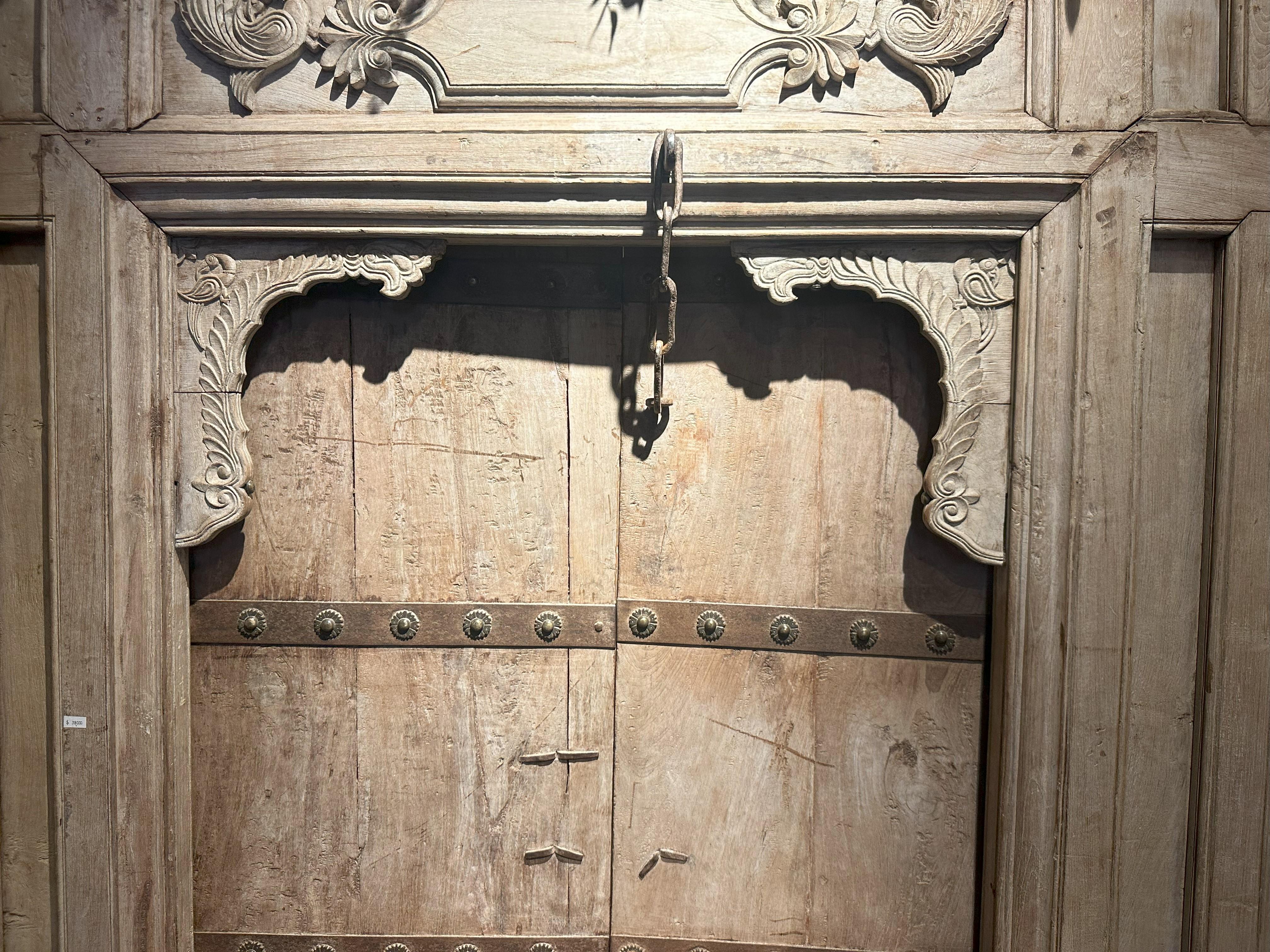 La facciata di questo splendido edificio indo-saraceno, risalente alla fine del 1800, presenta un grande cancello d'ingresso fiancheggiato da due colonne intricate e scolpite. Le monumentali porte indiane sono rinforzate con spesse fasce metalliche