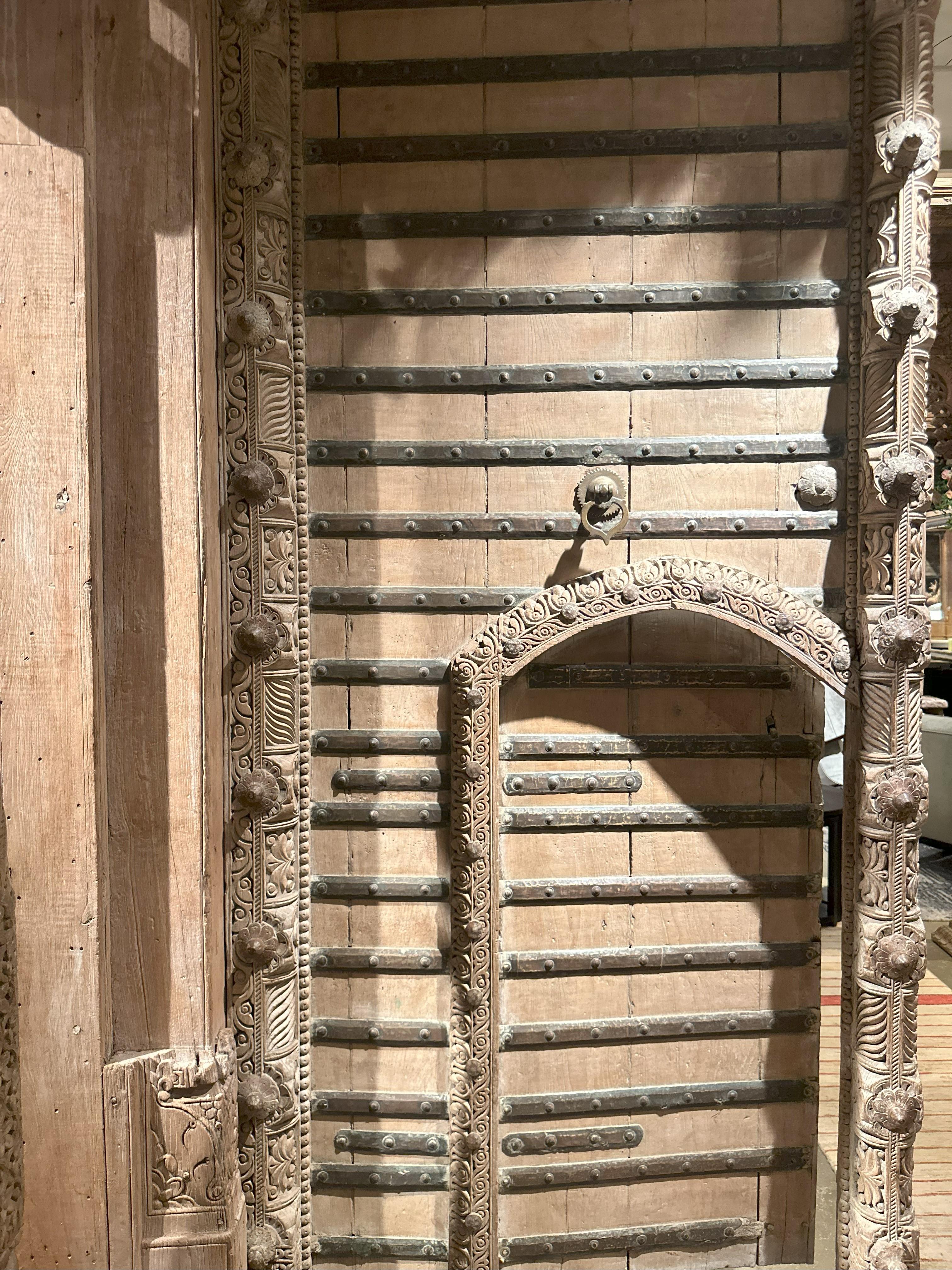 Una parete divisoria indiana Haveli con finestre basse e una porta grande in vendita 15
