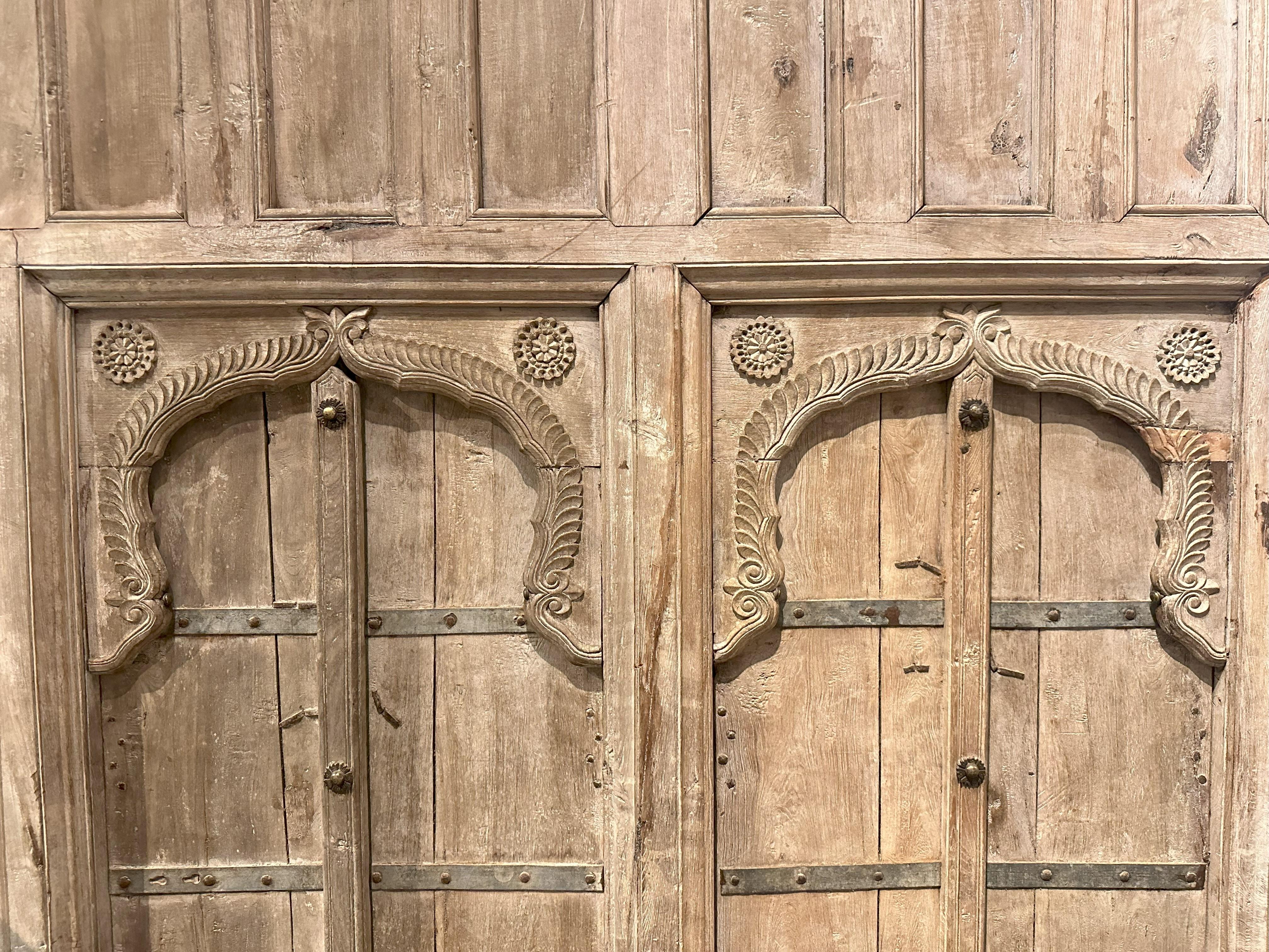 Una parete divisoria indiana Haveli con finestre basse e una porta grande In condizioni buone in vendita a Chicago, IL