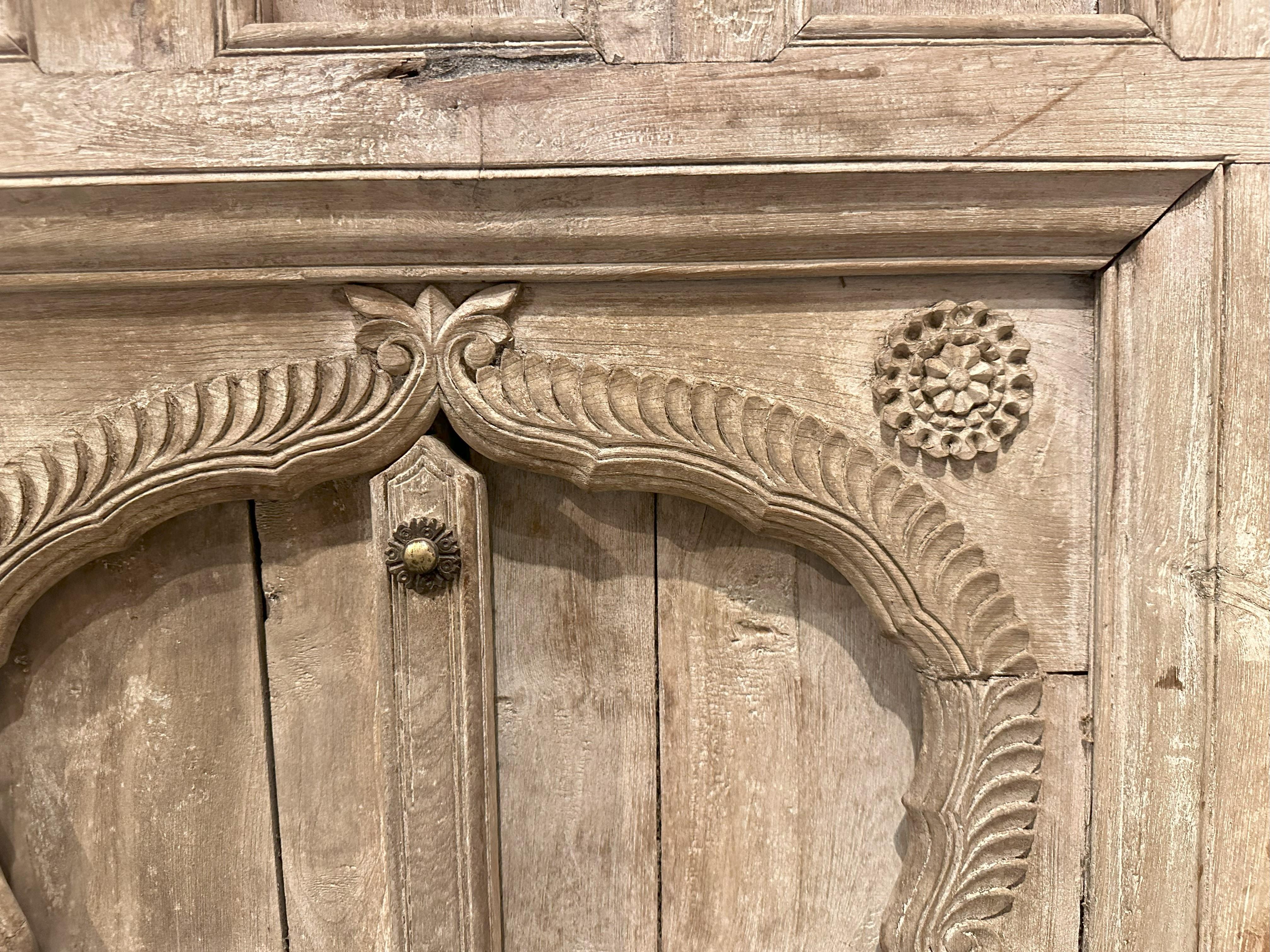 XIX secolo Una parete divisoria indiana Haveli con finestre basse e una porta grande in vendita
