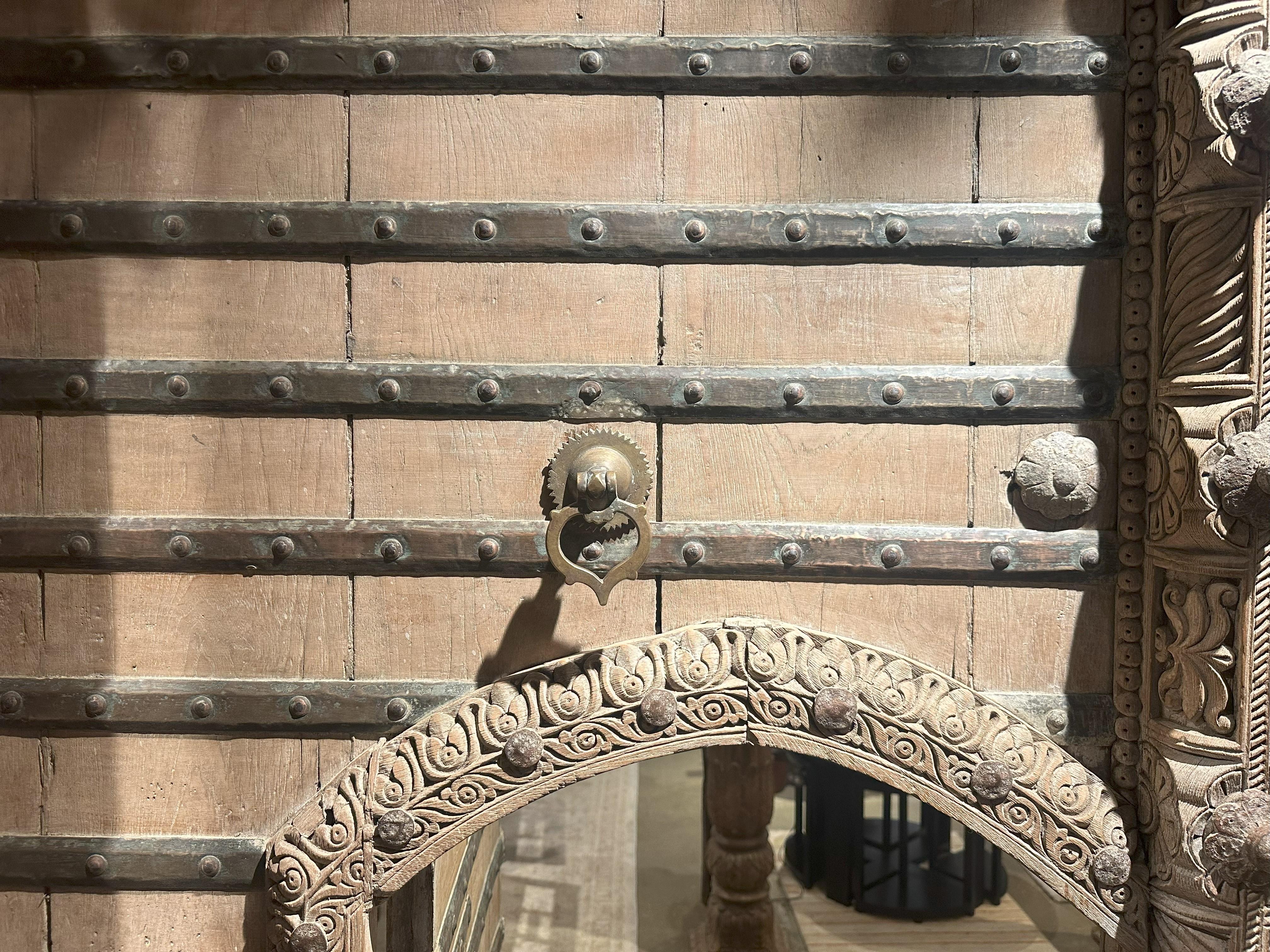 Teak Una parete divisoria indiana Haveli con finestre basse e una porta grande in vendita