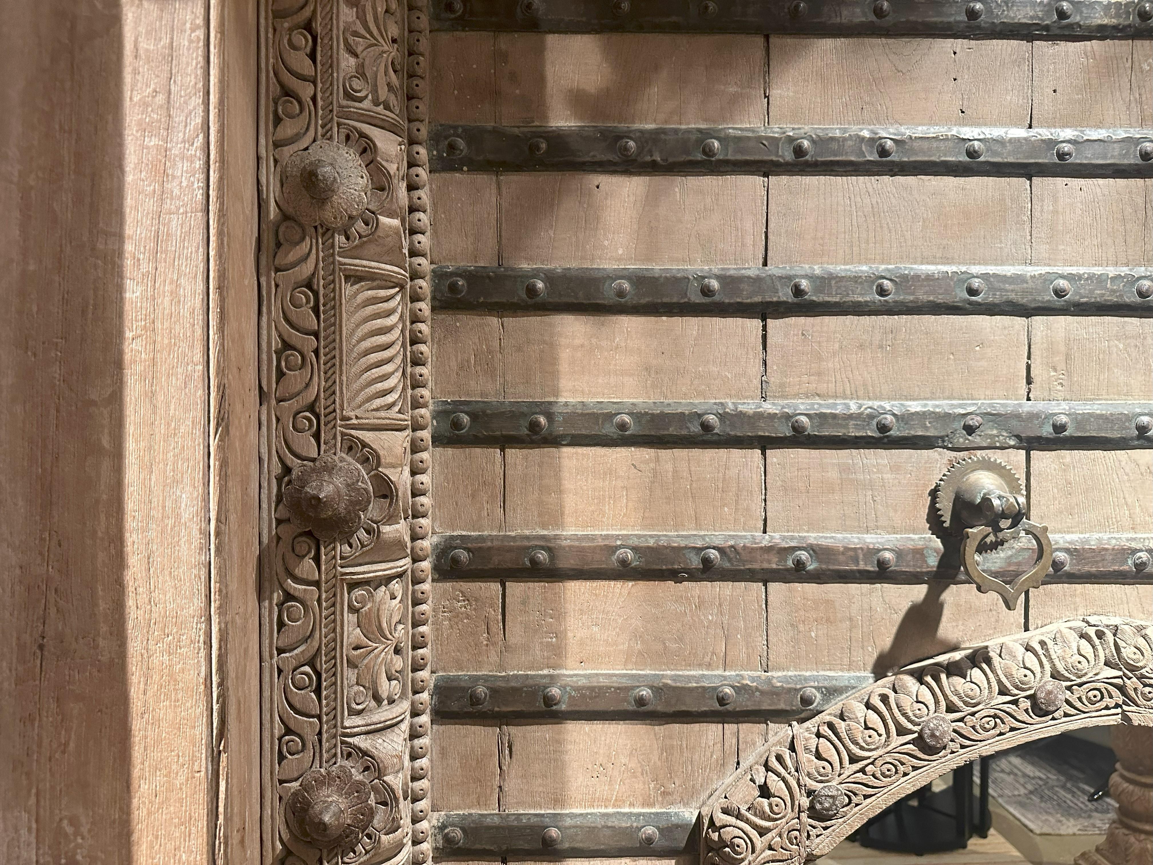 Una parete divisoria indiana Haveli con finestre basse e una porta grande in vendita 1