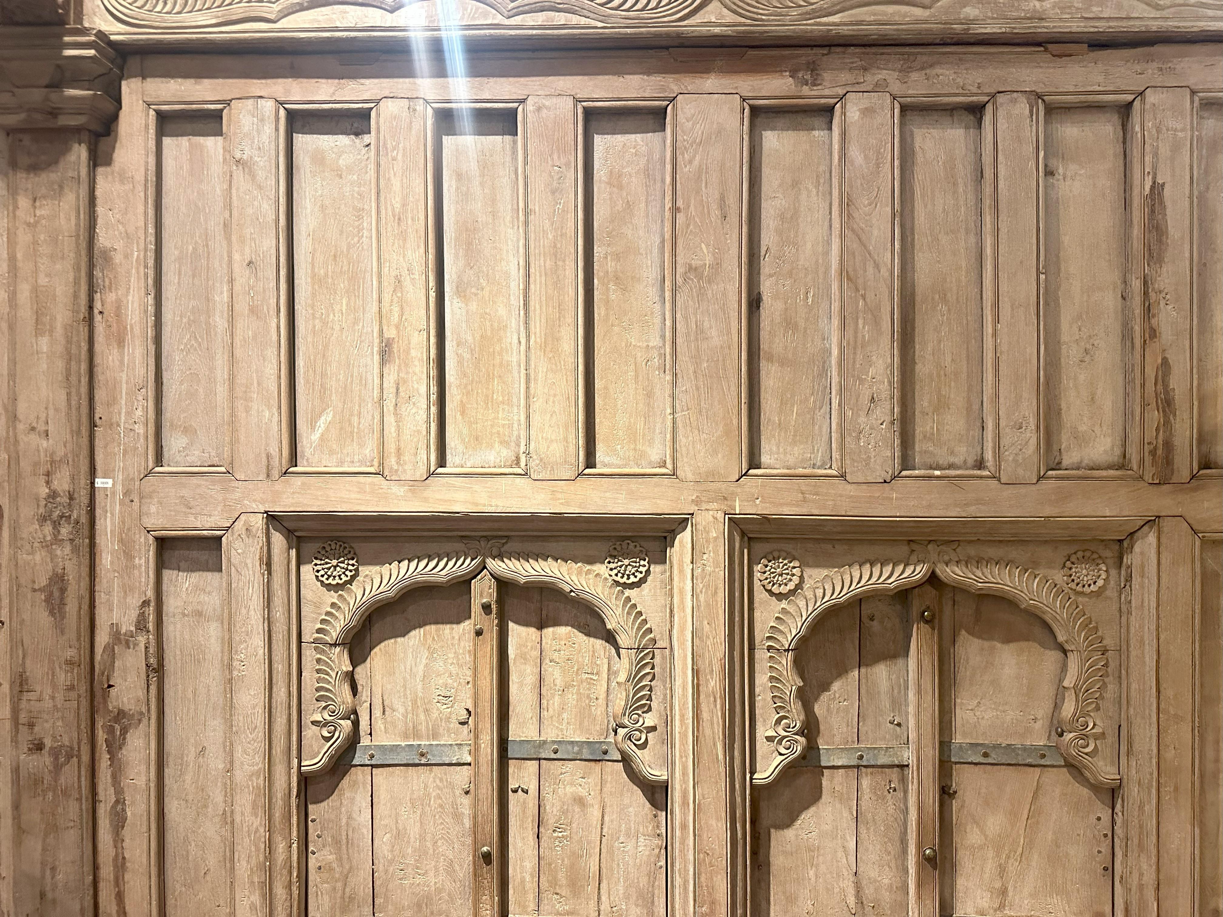 Una parete divisoria indiana Haveli con finestre basse e una porta grande in vendita 3