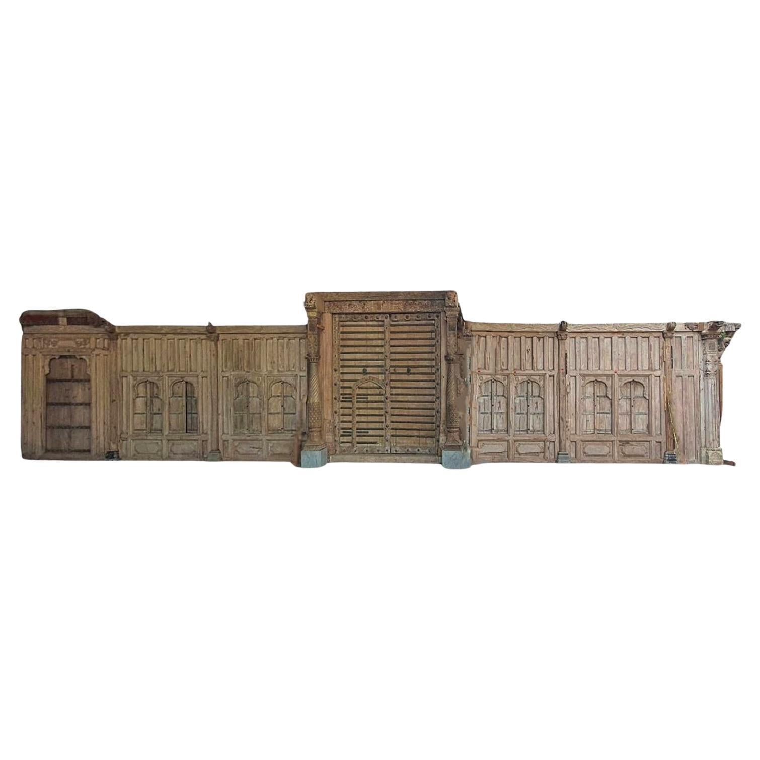 Una parete divisoria indiana Haveli con finestre basse e una porta grande in vendita