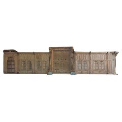 Una parete divisoria indiana Haveli con finestre basse e una porta grande