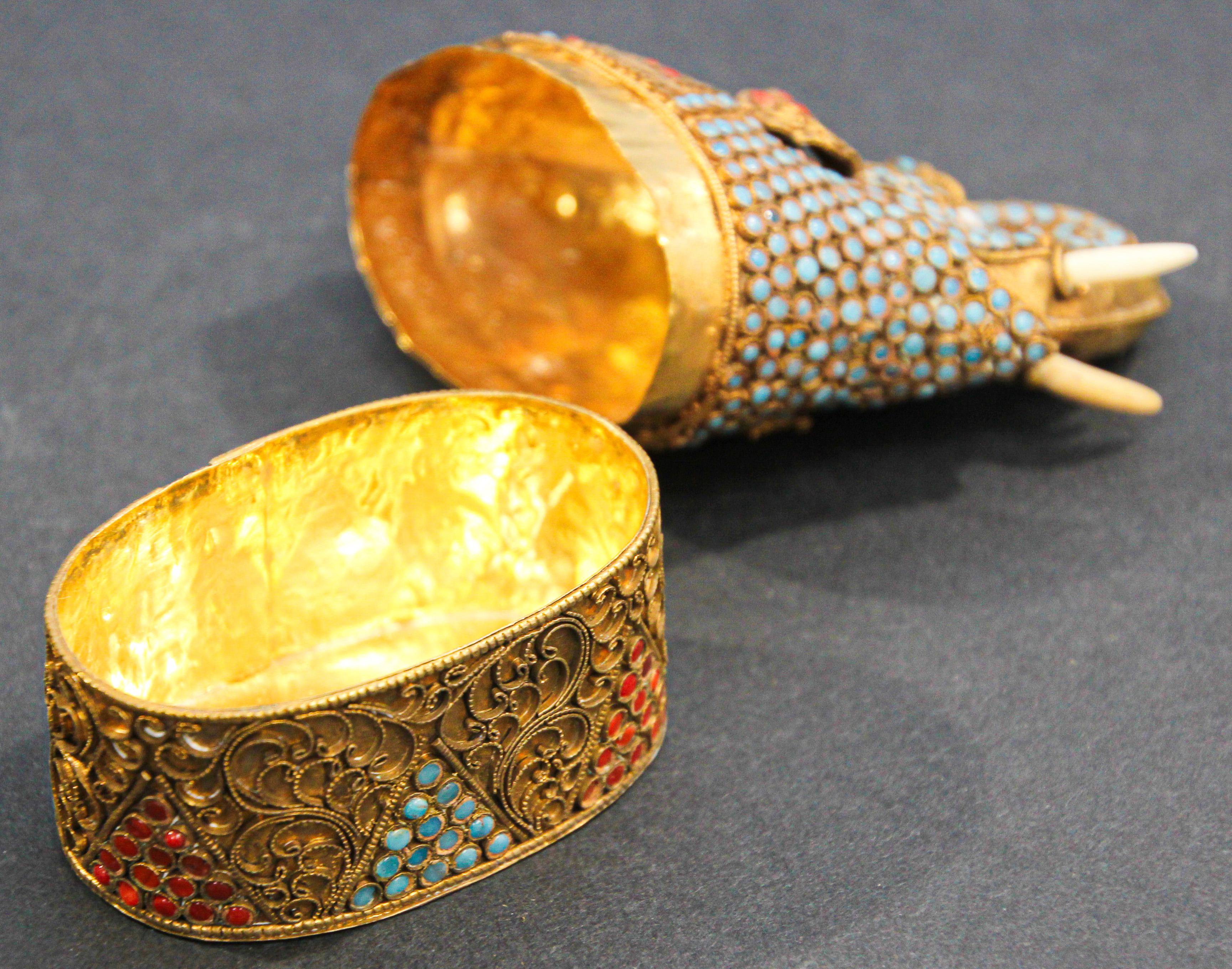 Tabatière de style moghol indien en laiton doré sertie de pierres précieuses en forme d'éléphant en vente 2