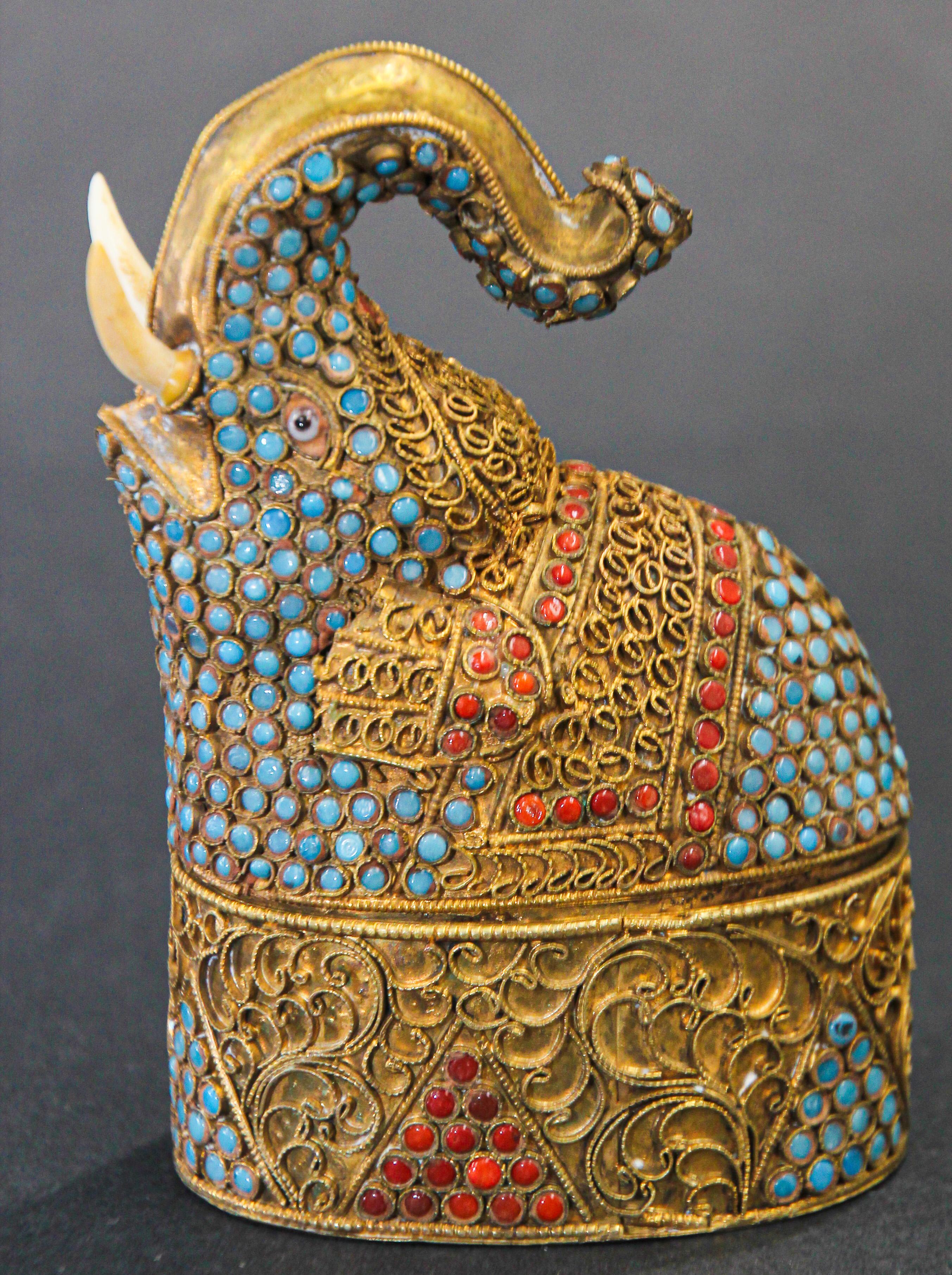 Indische Schnupftabakdose in Elefantenform aus vergoldetem Messing im Mughal-Stil mit Edelsteinbesatz (Anglo Raj) im Angebot