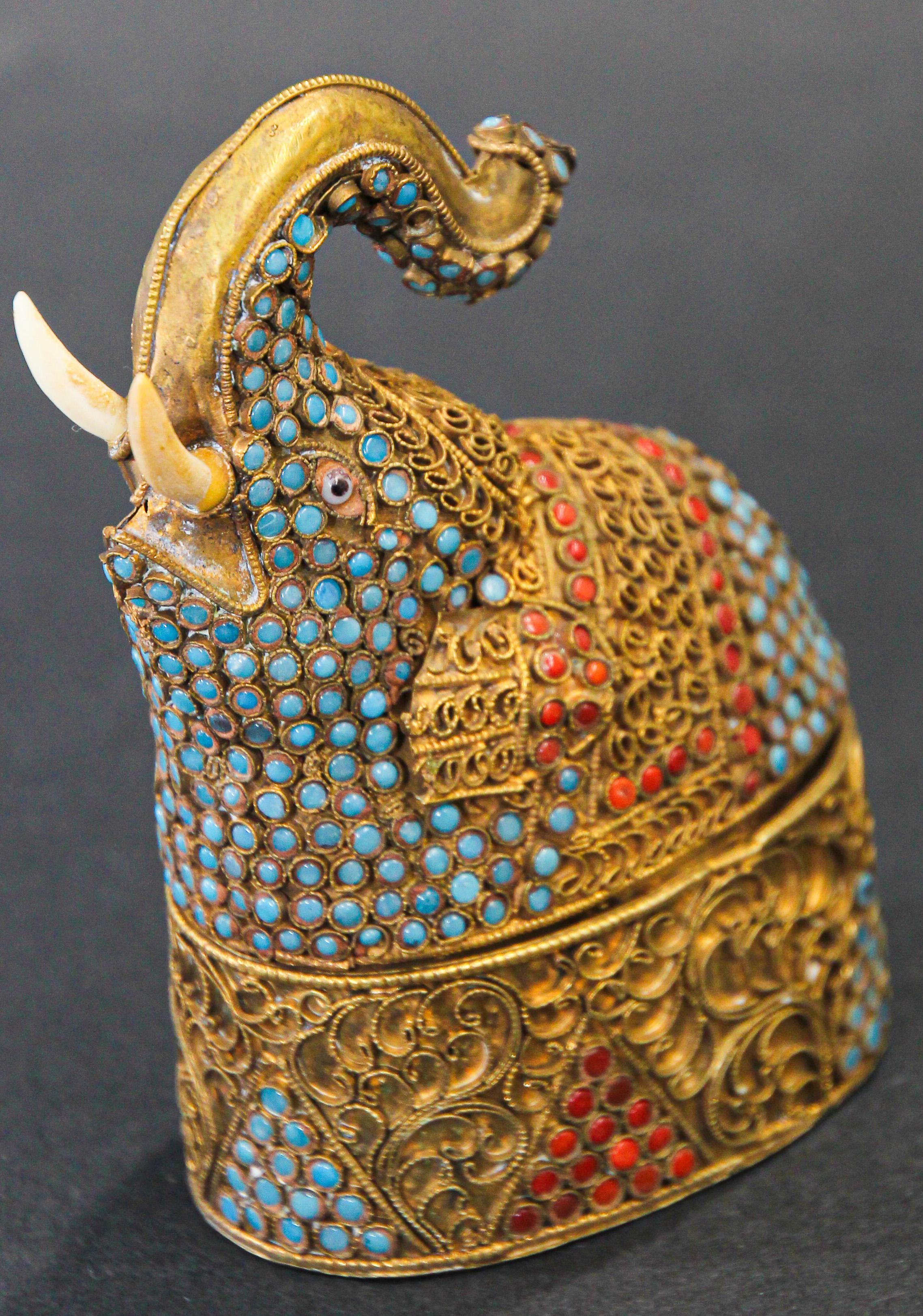 Indische Schnupftabakdose in Elefantenform aus vergoldetem Messing im Mughal-Stil mit Edelsteinbesatz (Handgefertigt) im Angebot