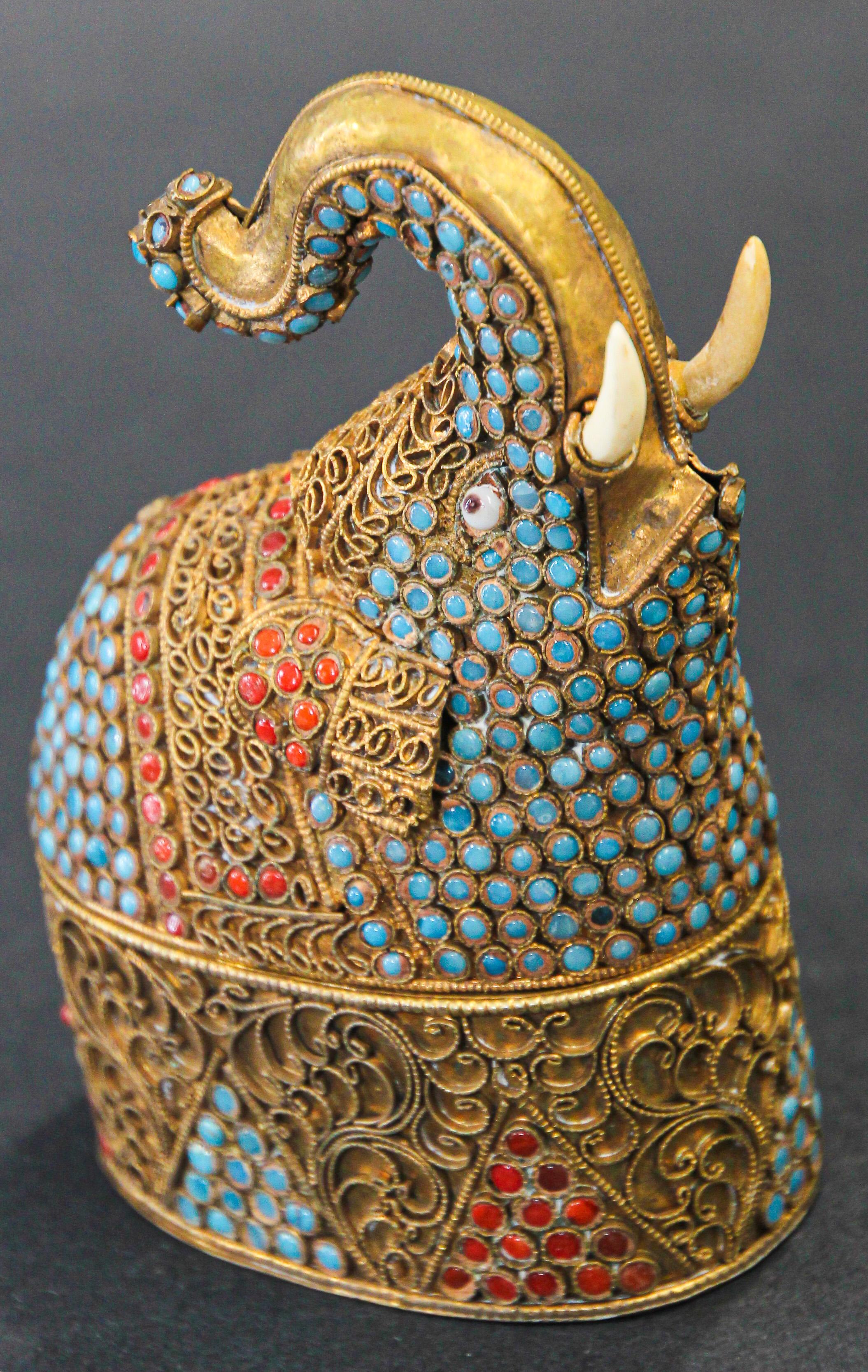 Fait main Tabatière de style moghol indien en laiton doré sertie de pierres précieuses en forme d'éléphant en vente