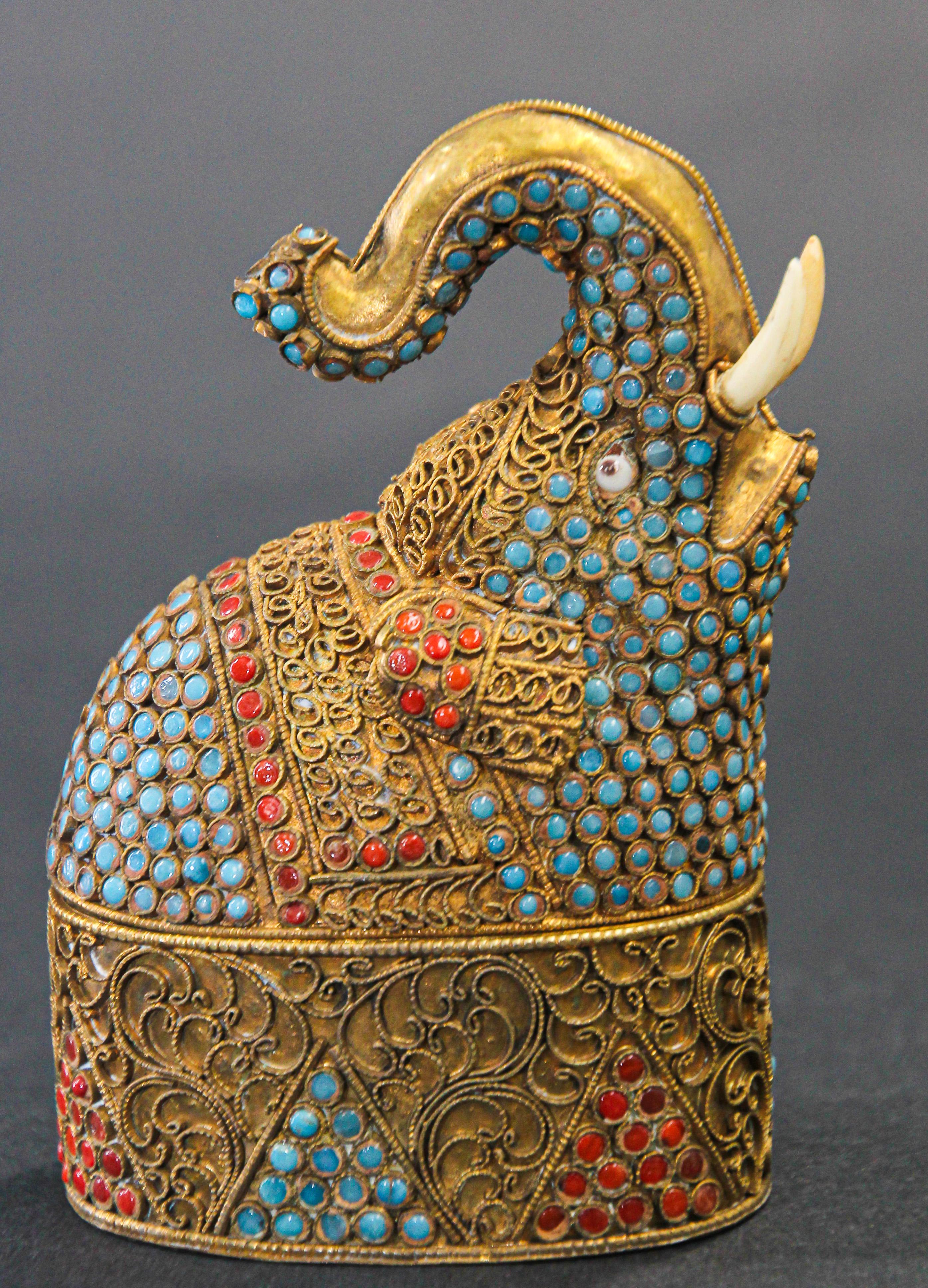 Indische Schnupftabakdose in Elefantenform aus vergoldetem Messing im Mughal-Stil mit Edelsteinbesatz (Metall) im Angebot
