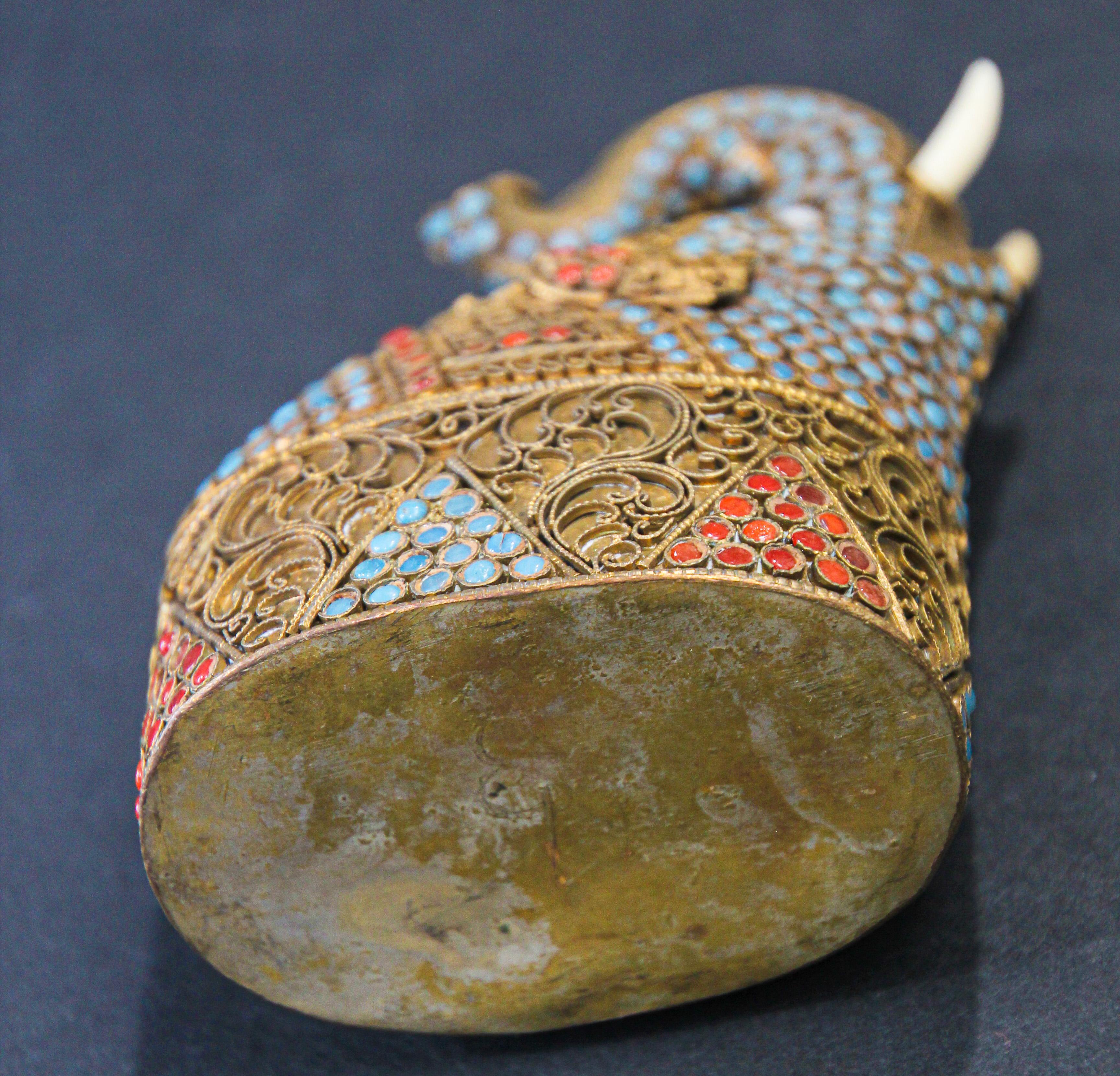 Tabatière de style moghol indien en laiton doré sertie de pierres précieuses en forme d'éléphant en vente 1