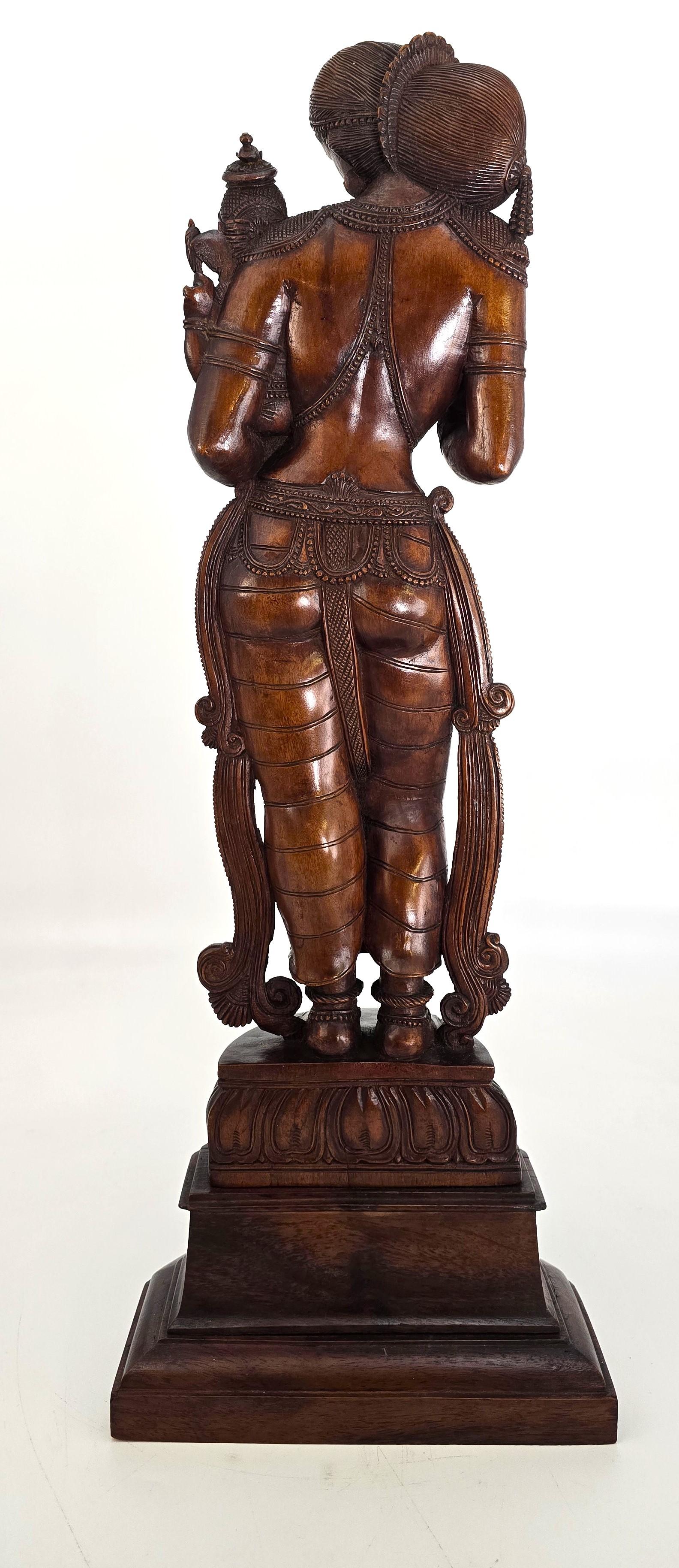 An Indian Raj period carved figure of the Goddess Parvati, circa 1900 In Good Condition For Sale In Central England, GB